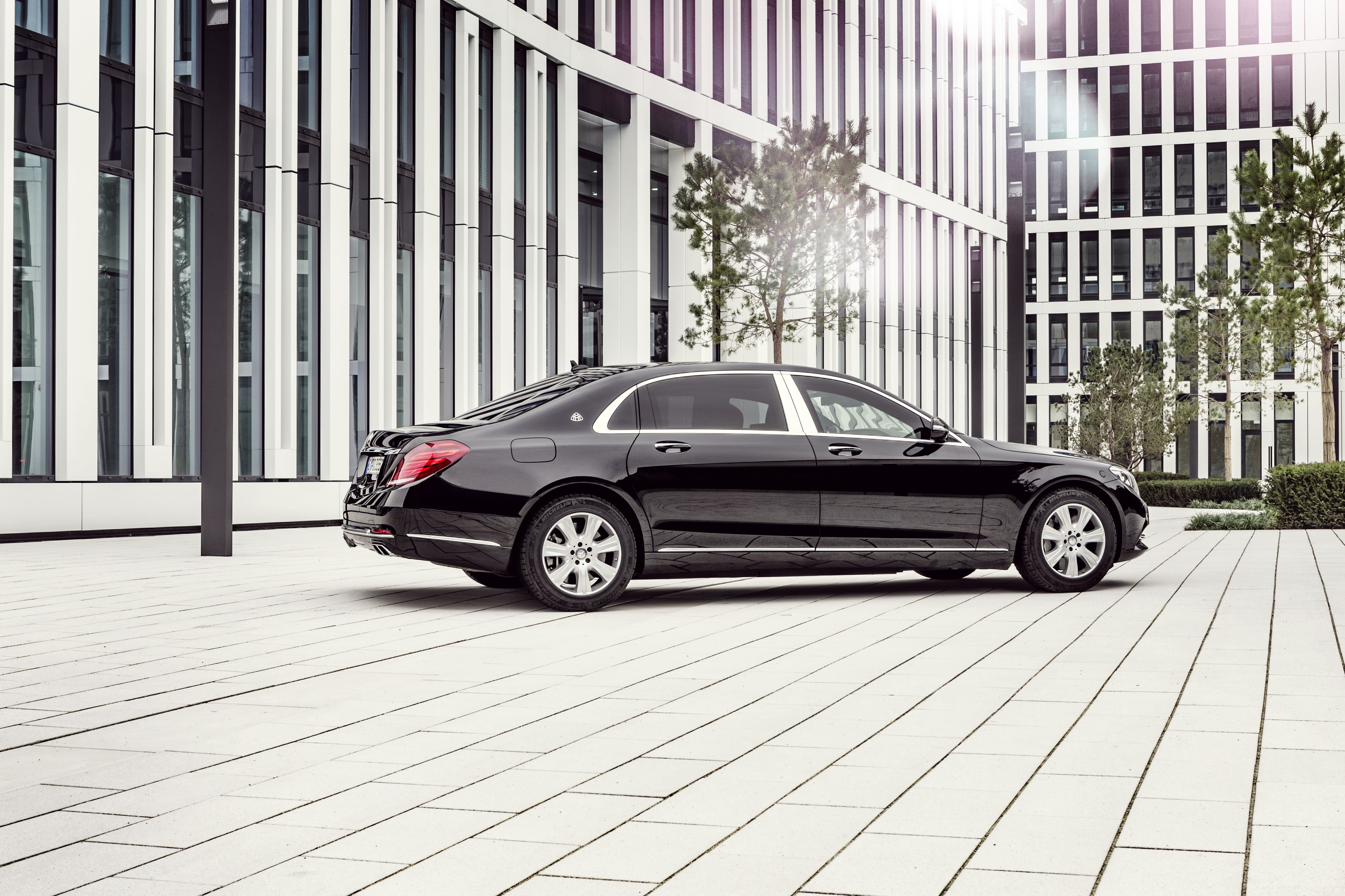 Машины бизнес класса. Мерседес s600 Guard. Maybach s600 Guard. Мерседес Майбах 7. Бронированный Мерседес s600.