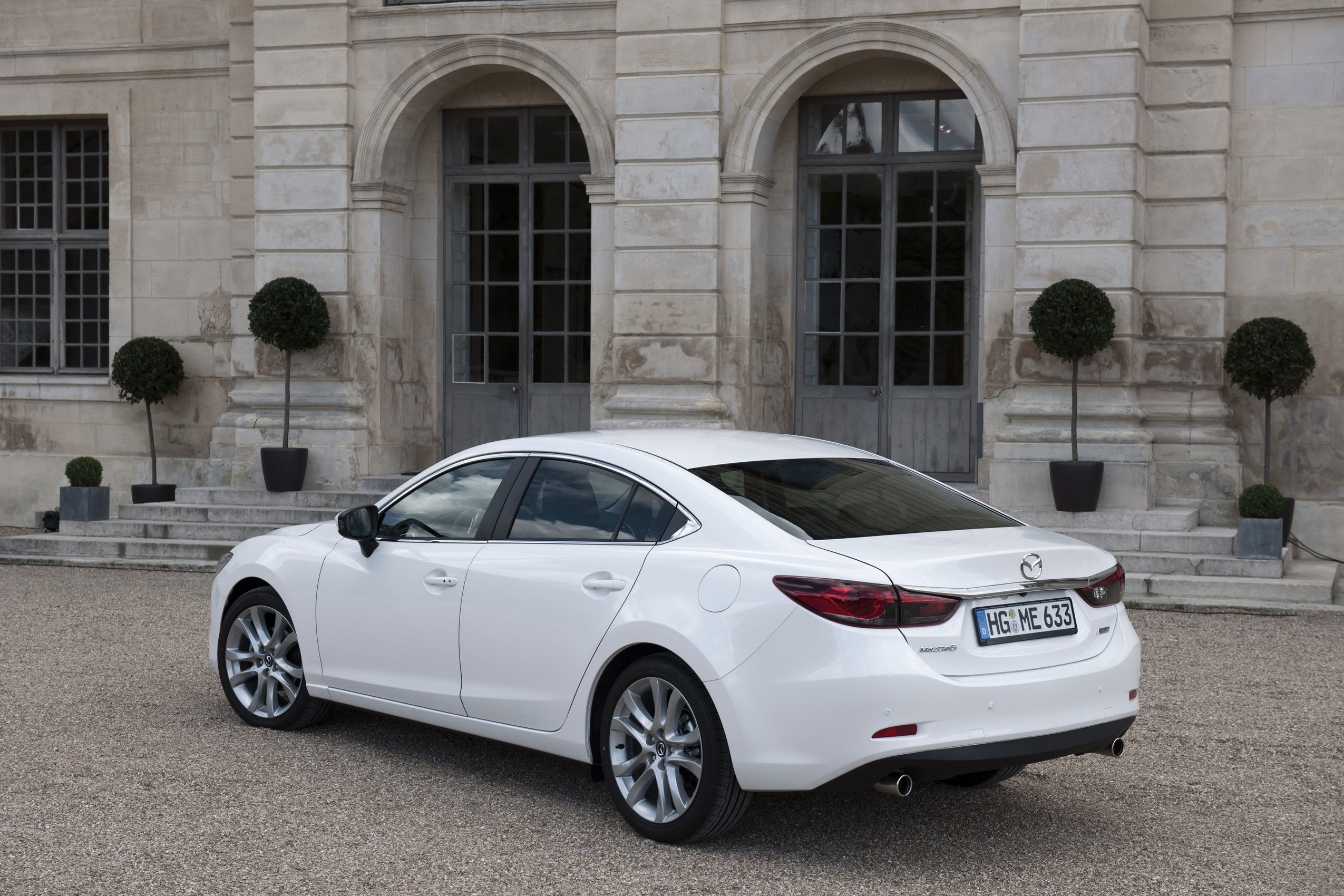 Преимущества белого автомобиля. Mazda 6 sedan. Mazda 6 2013 седан. Мазда 6 седан 2014. Мазда 6 седан белая.