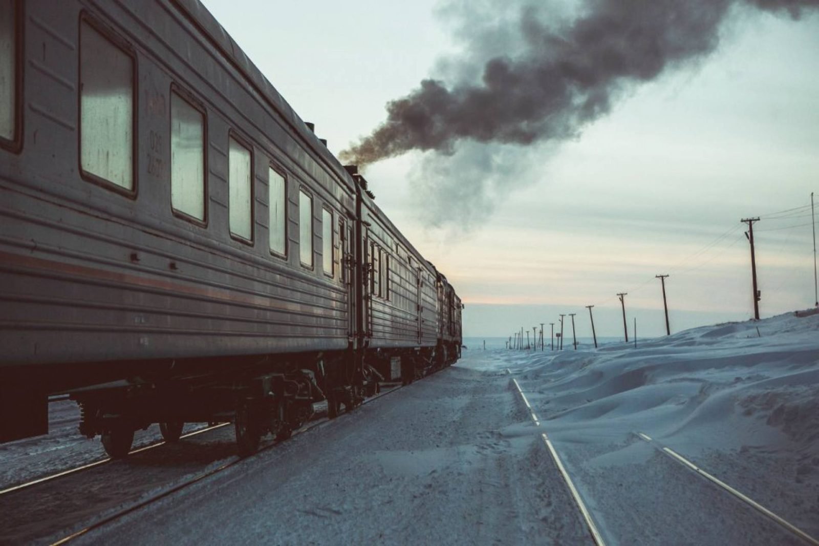 Вагон уходящего поезда. Поезд зимой. Поезд Эстетика. Эстетика железной дороги. Уходящий поезд.