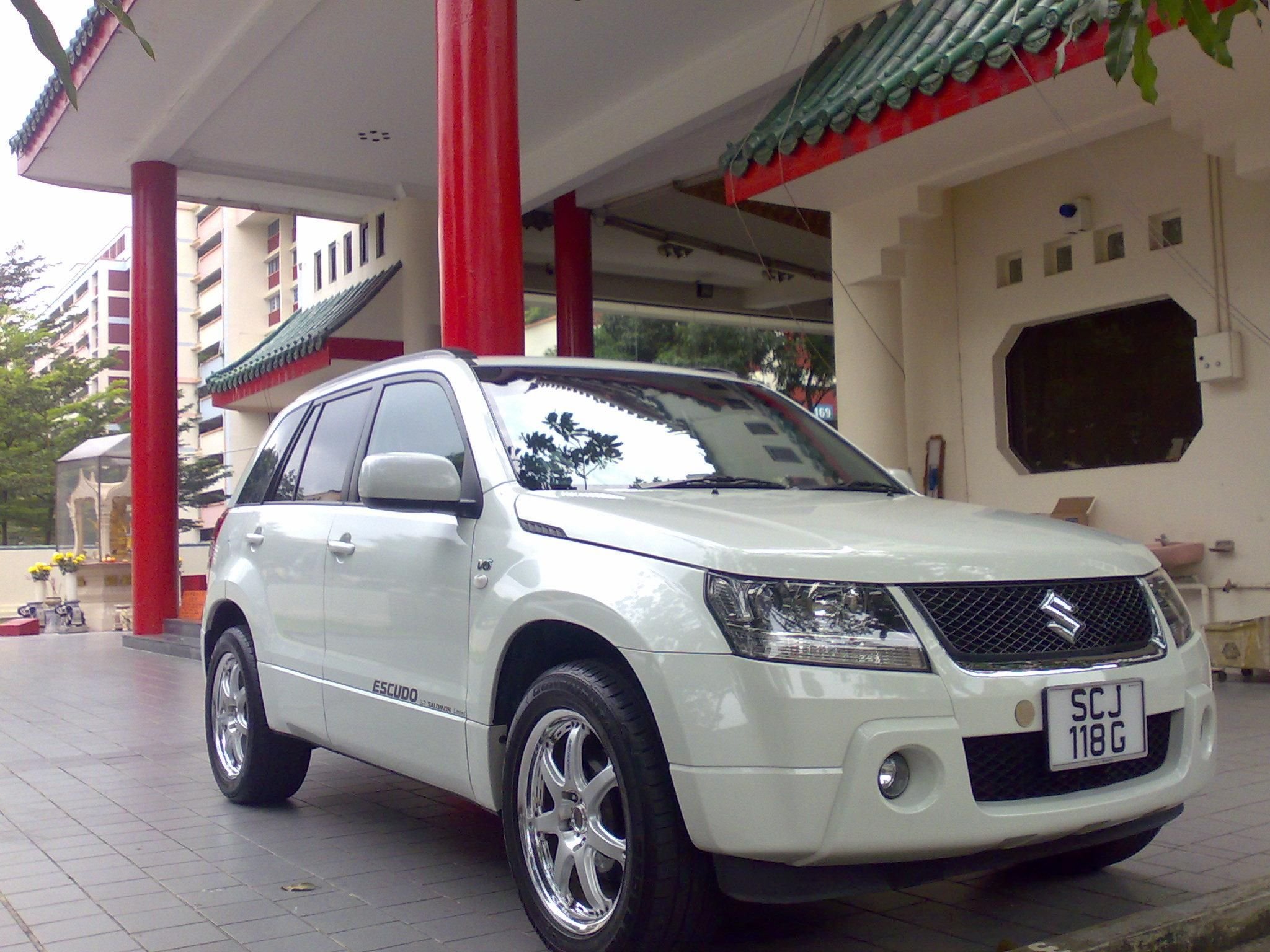 Suzuki Grand Vitara белая