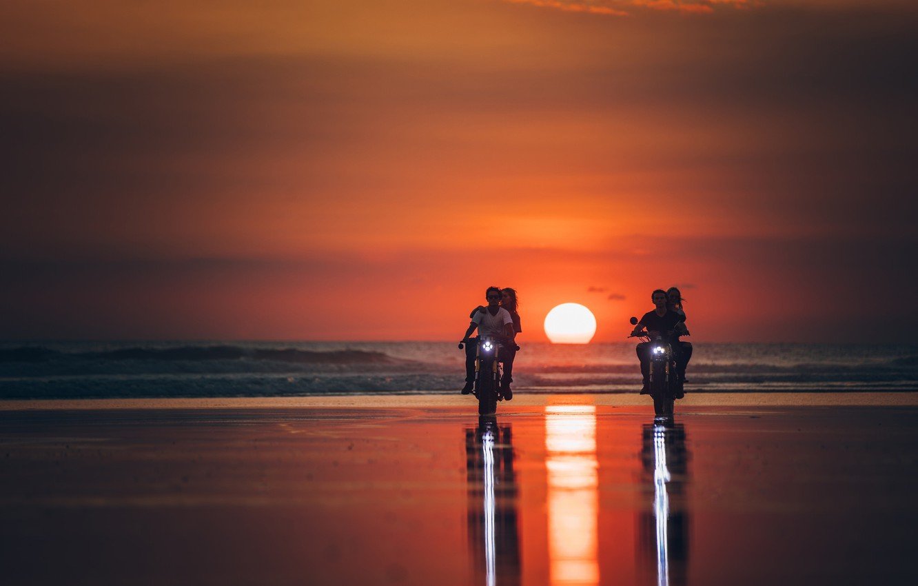 Мотоцикл на фоне моря и заката