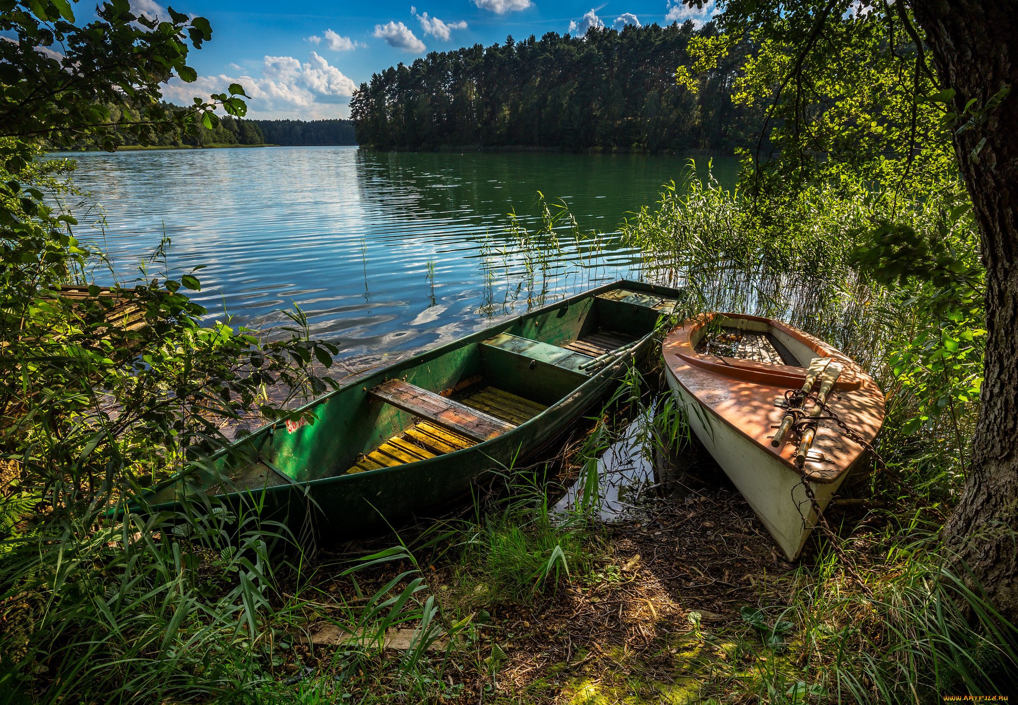 Рыбалка озеро летнее. Лодка на реке. Лодка на озере. Природа лето река лодка. Лето река лодка.