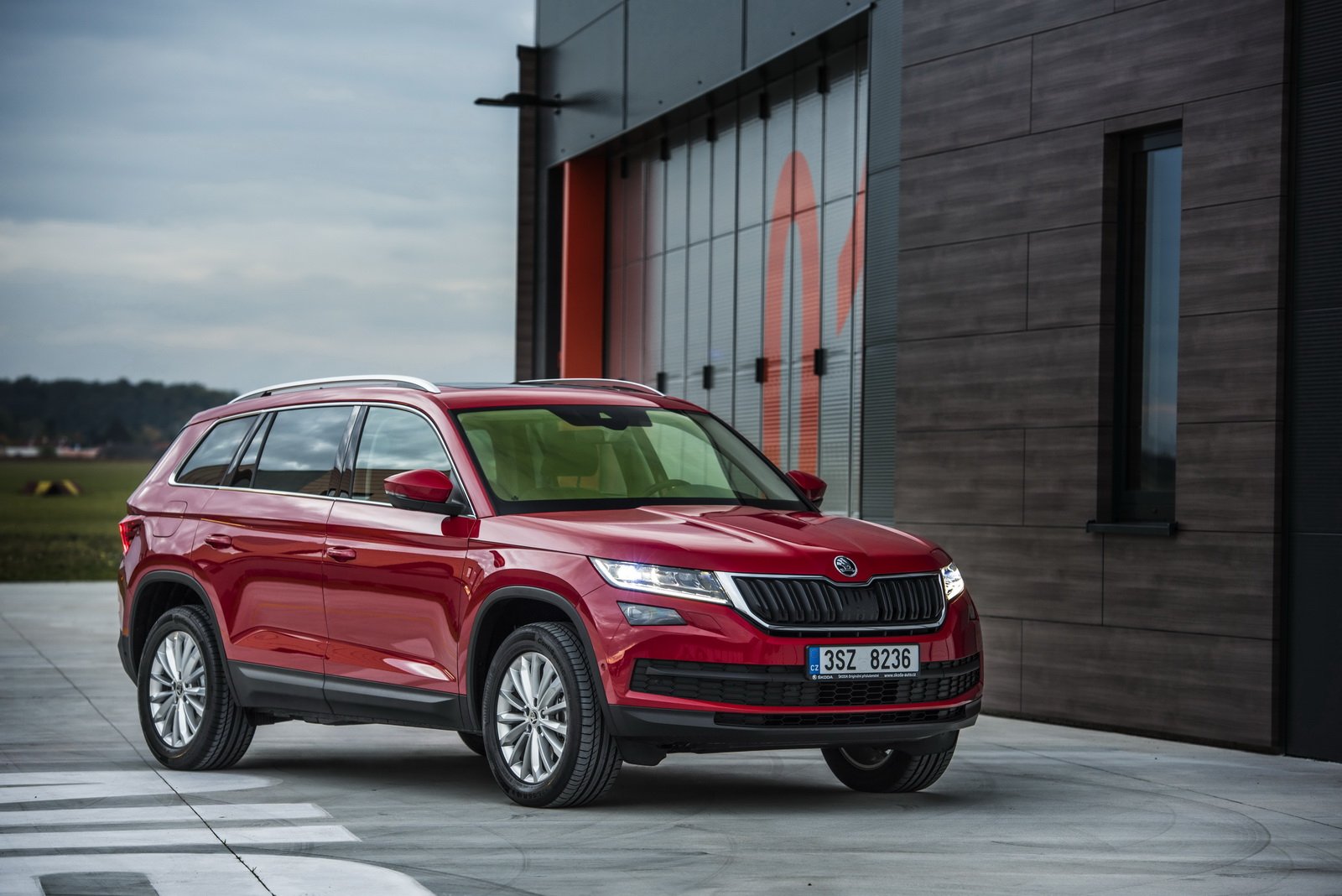 Кодиак. Кроссоверы Skoda Kodiaq. Skoda Kodiak Red. Skoda Kodiak красный. Новый кроссовер Шкода Kodiak.