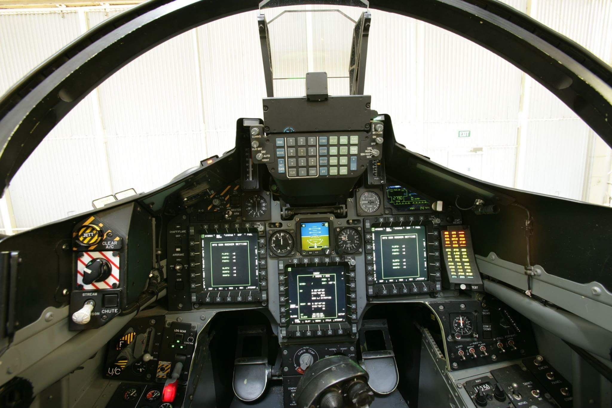 Кабина истребителя. Lockheed f-117 Nighthawk кабина. Су-35 кабина. Кабина миг 29. J-20 истребитель кабина.