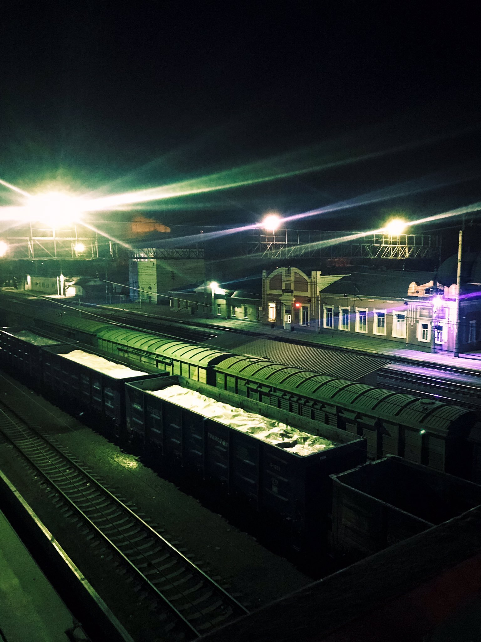 Включи ночную станцию. Ночной вокзал. Поезд ночью. Ставропольский ЖД вокзал ночью. Чаны вокзал ночью.