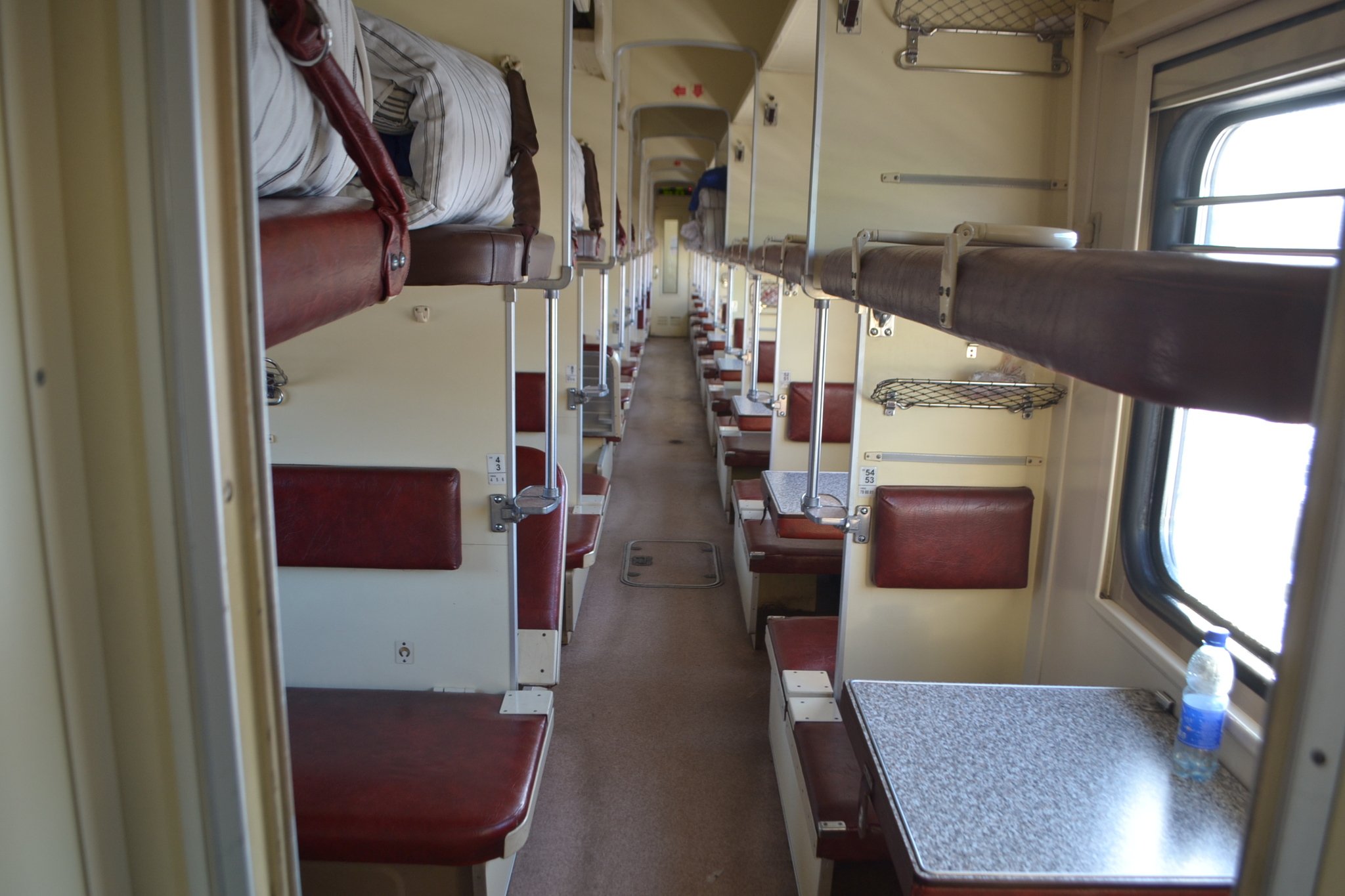 Боковые верхние места в поезде плацкарт фото