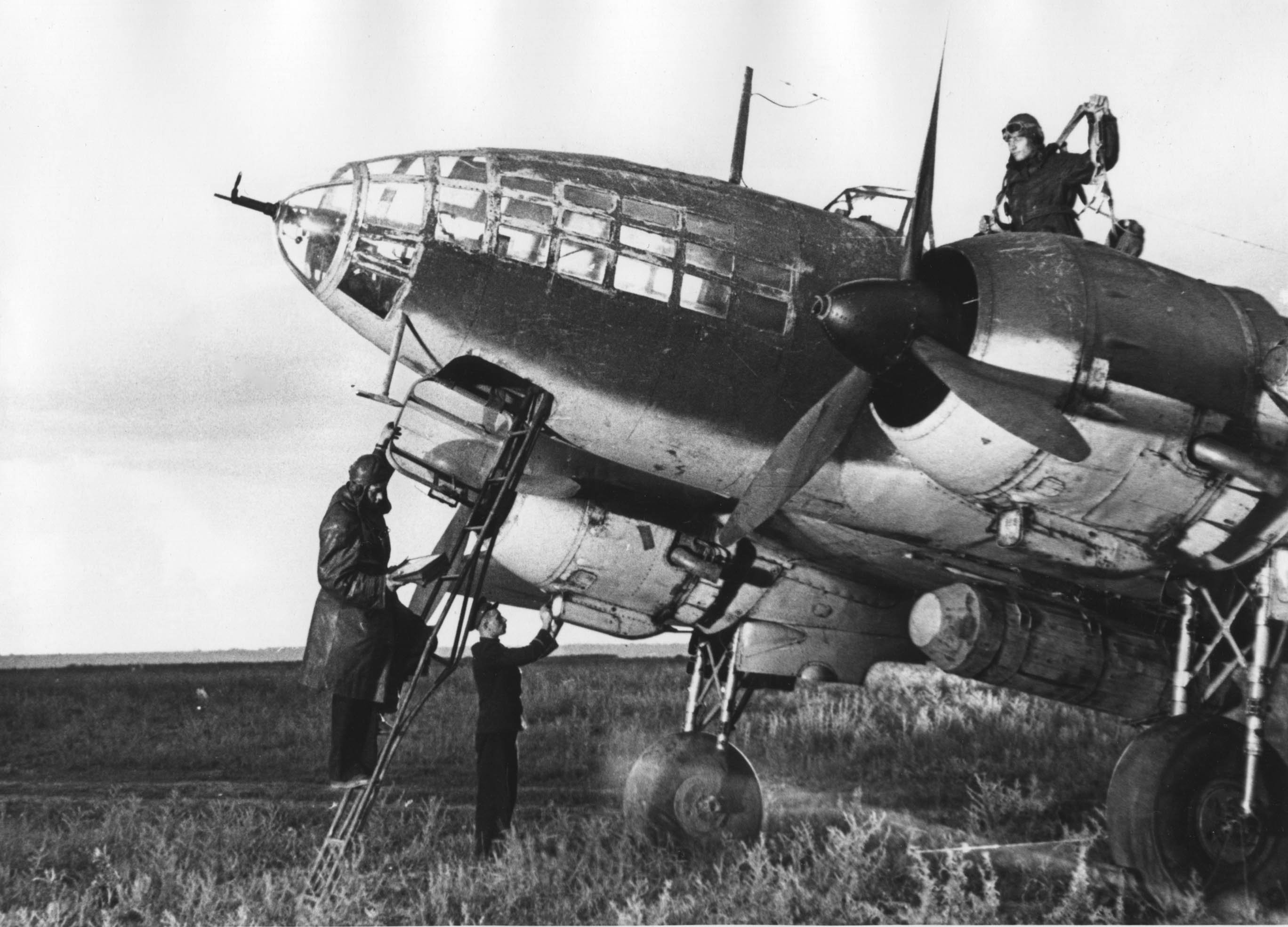 Ил-4 бомбардировщик экипаж