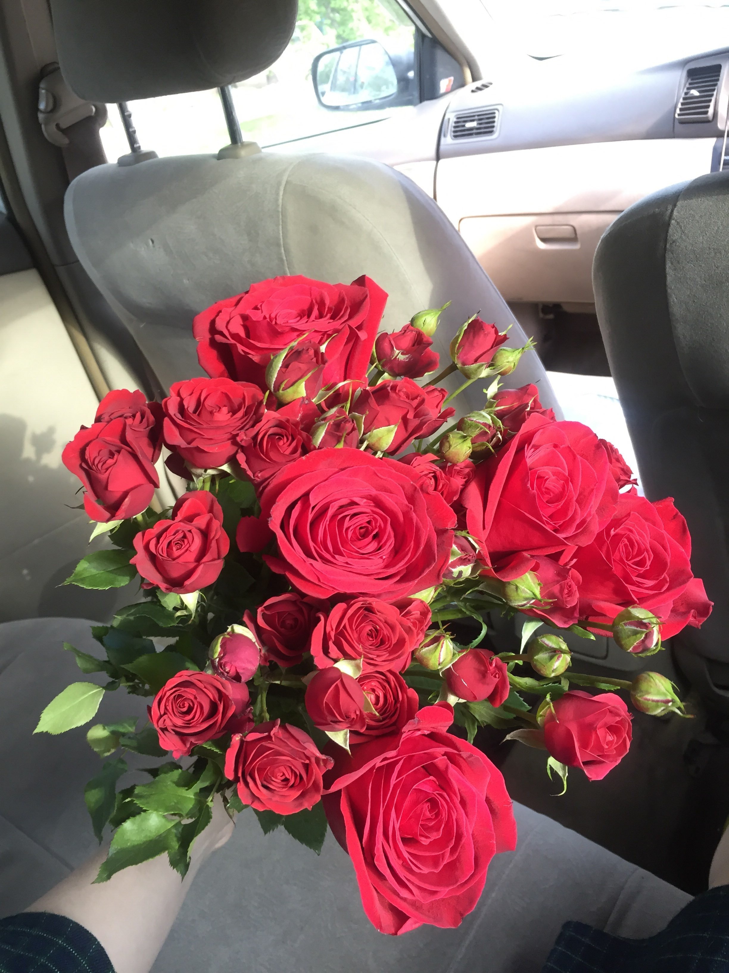 Огромный букет роз в машине фото