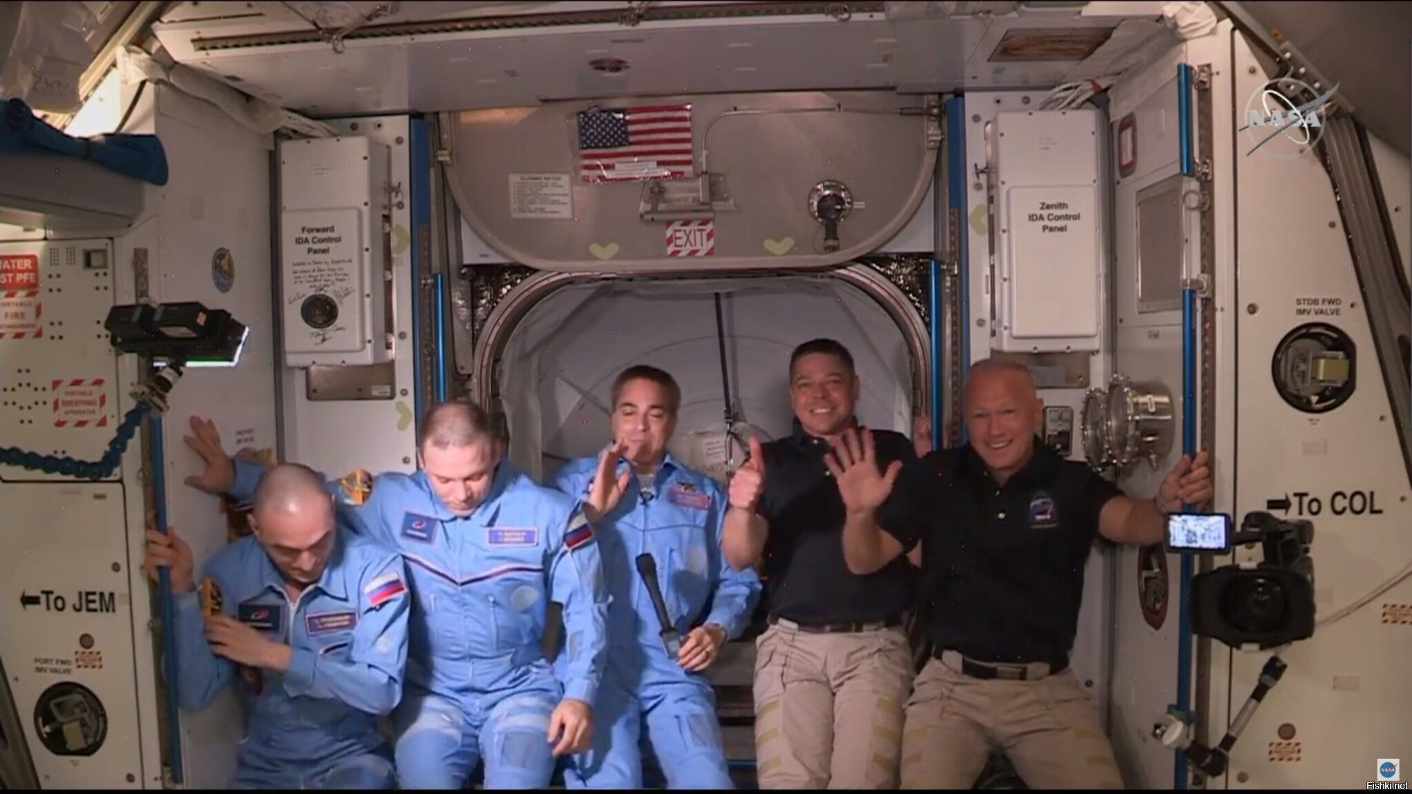 Сколько американцев было в космосе. Туристы в космосе. Американцы в космосе. Фото американцев в космосе.