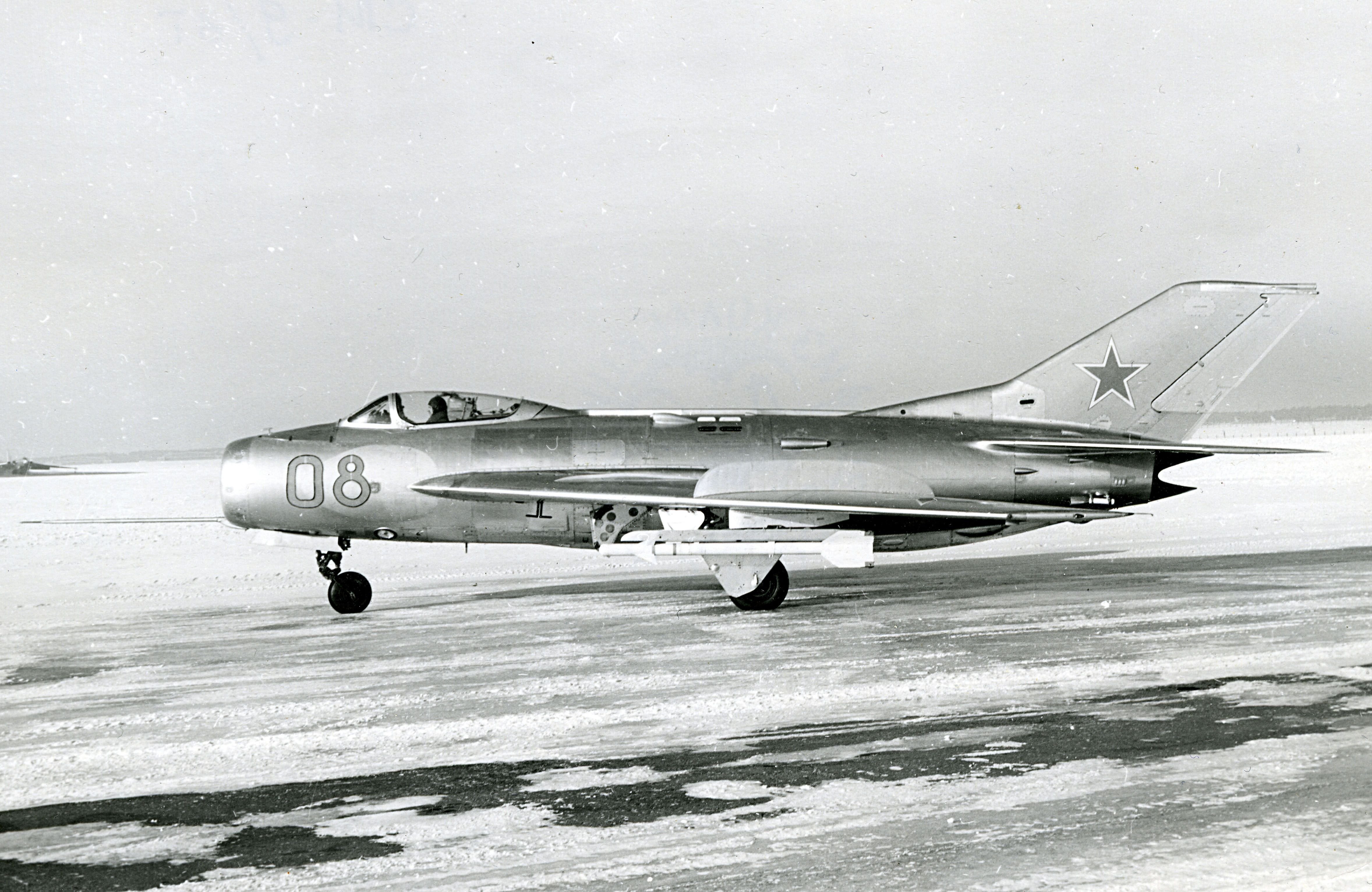 Первый советский военный самолет. Миг-19 истребитель. Миг 19 СССР. Микоян Гуревич миг-19. Миг-19 реактивный самолёт.