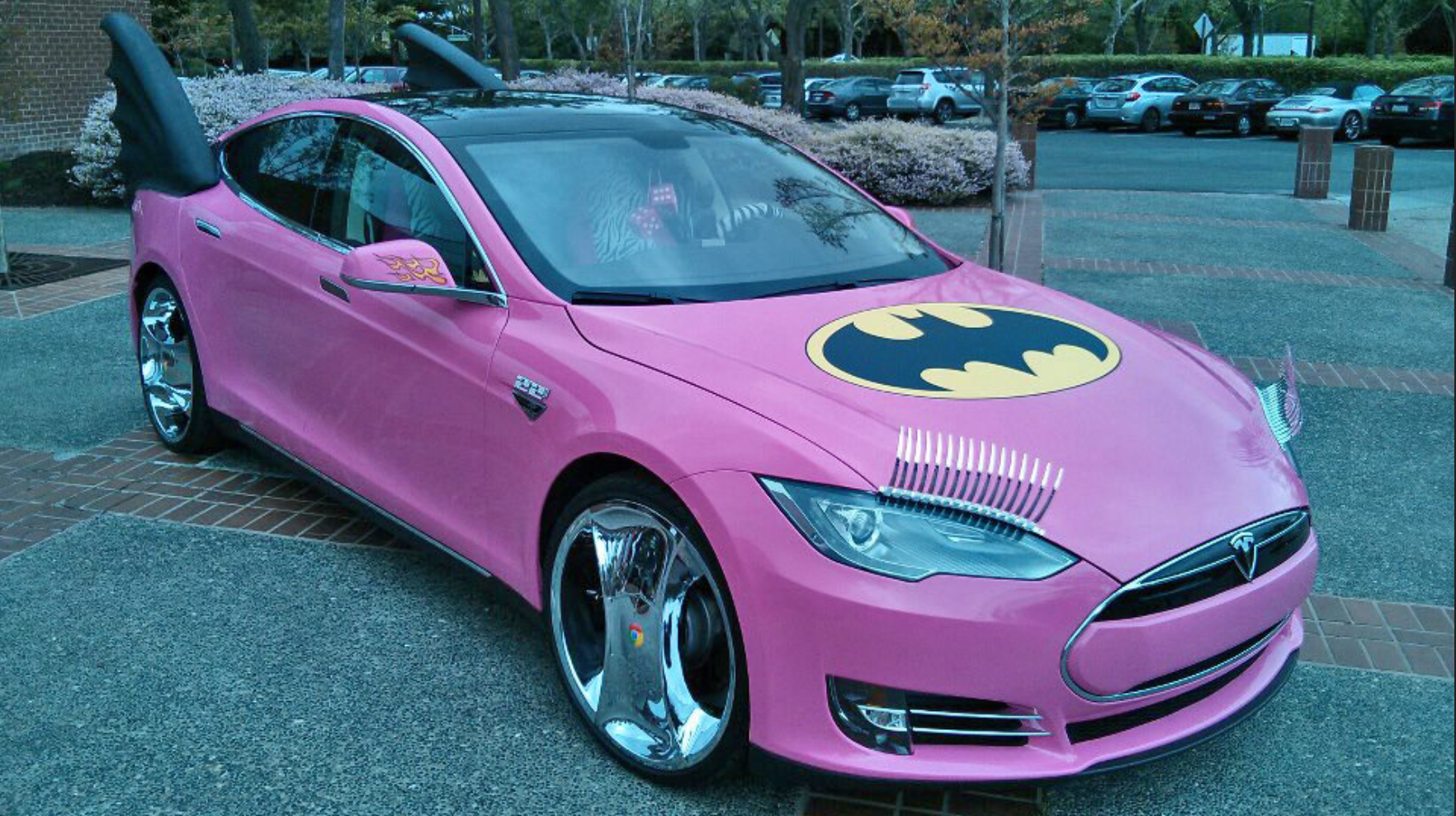 Где розовые машины. Розовая Тесла в111вв177. Тесла модель s Pink. Tesla Roadster розовая. Розовая Tesla model s.
