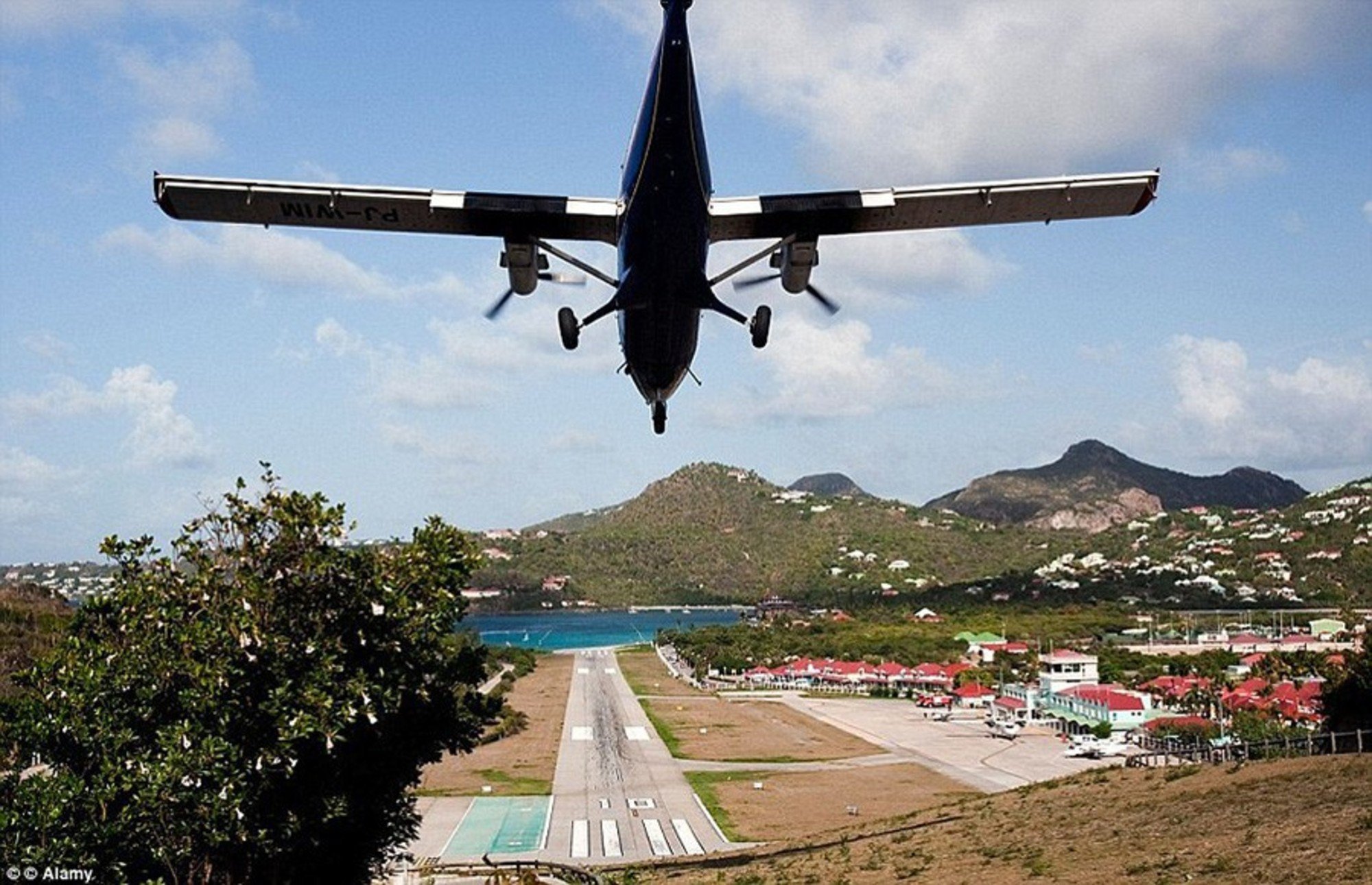 Самые опасные аэропорты. Аэропорт Saint Barthelemy. Аэропорт Лукла Непал. Самый опасный аэропорт в мире Лукла.