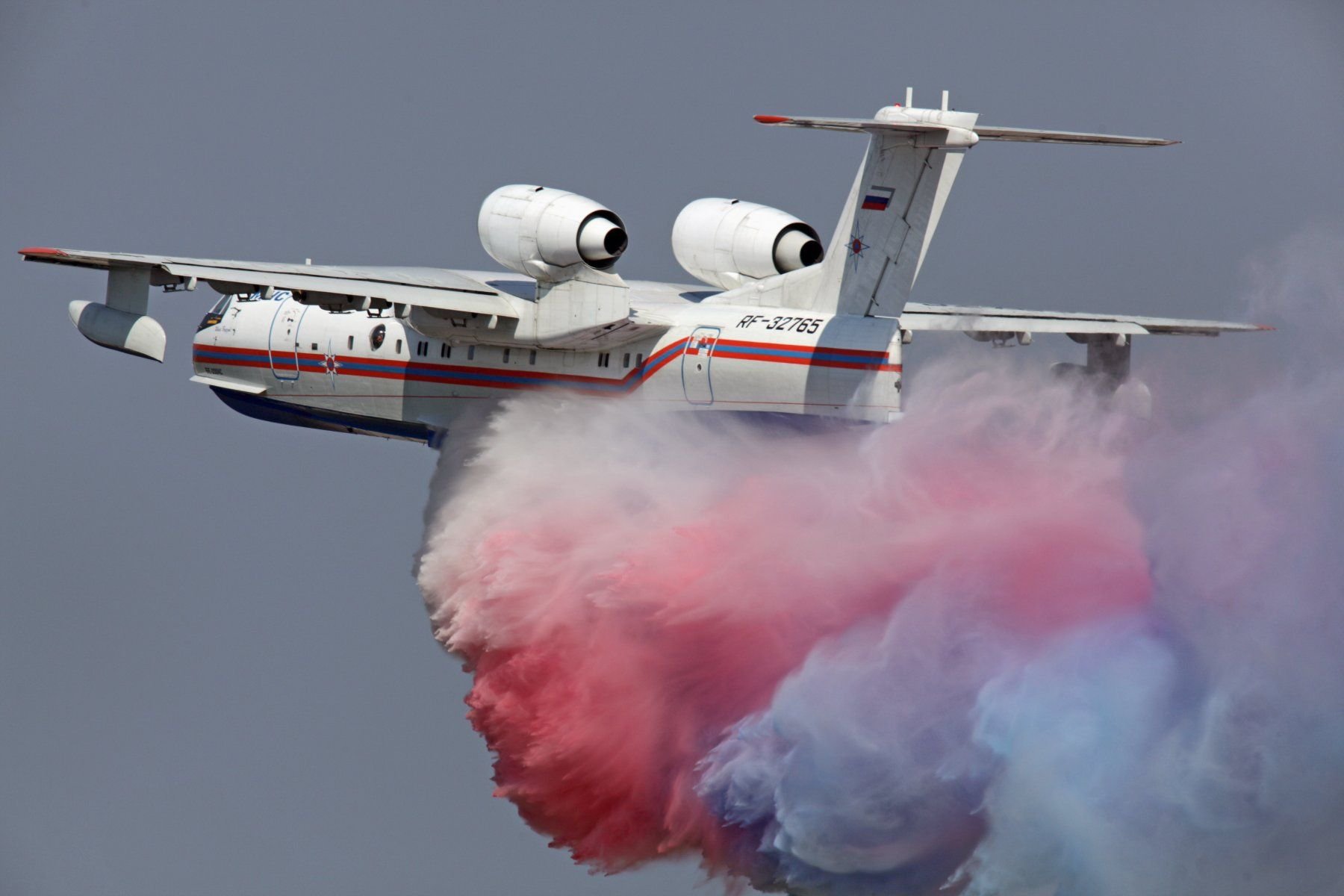 Бе 200 википедия. Бе-200 амфибия. Бе-200 гидросамолёт. Многоцелевой самолёт-амфибия "бе-200. Пожарный бе 200.