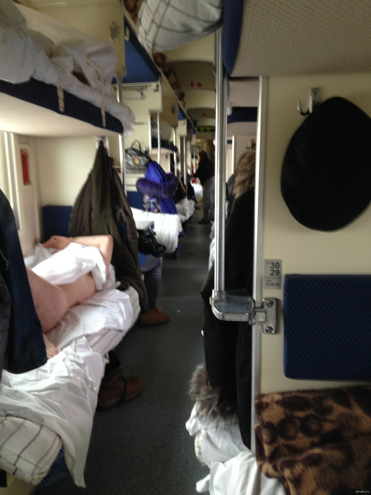 В чем спать в поезде. Девушки в плацкартном вагоне. Поезд. Путешествие в плацкарте. Плацкарт в поезде фото.