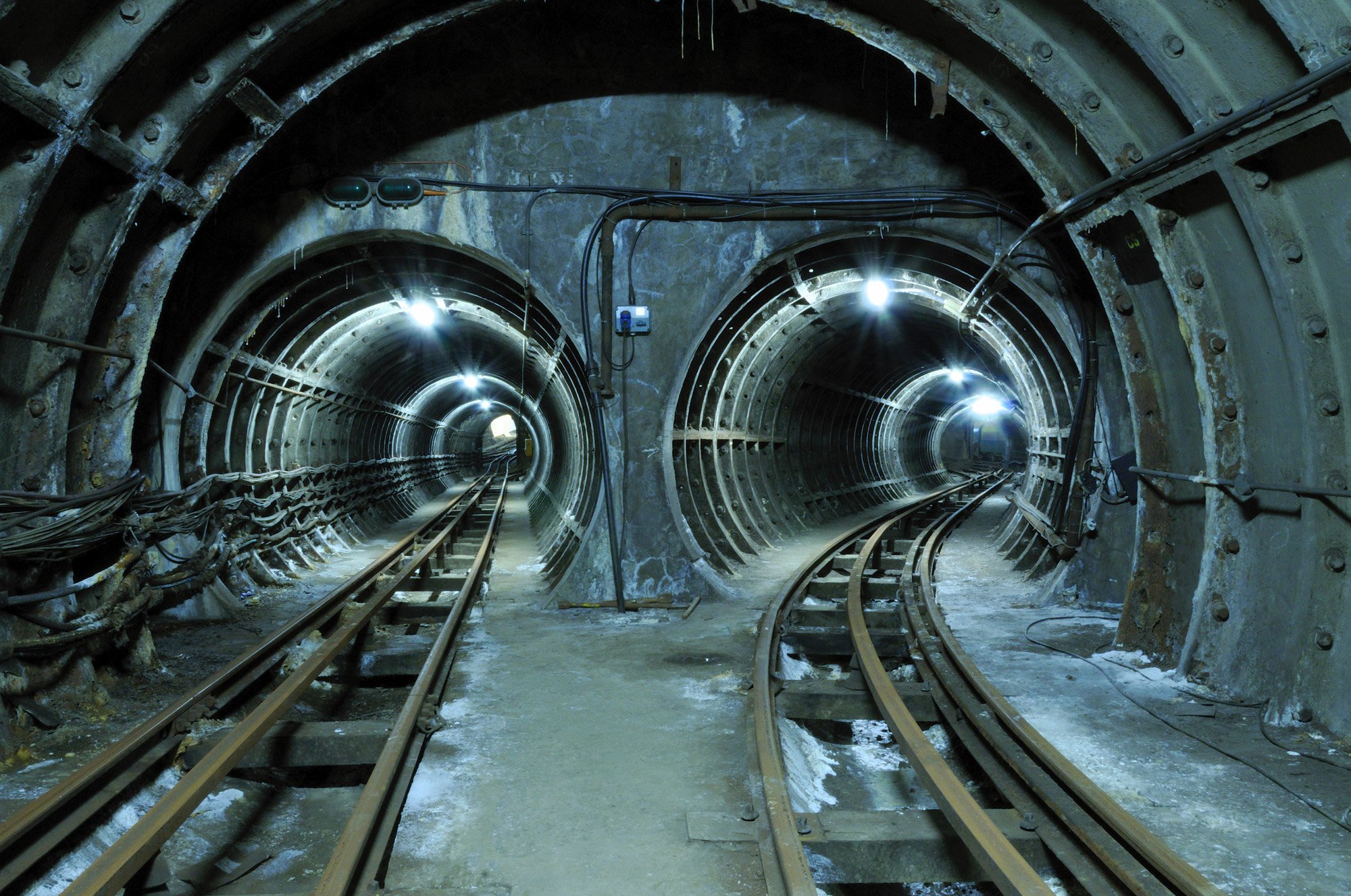 После метро. London Underground туннель. Железнодорожный тоннель Евротоннель. Поезд в тоннеле. Туннель вертикальный.