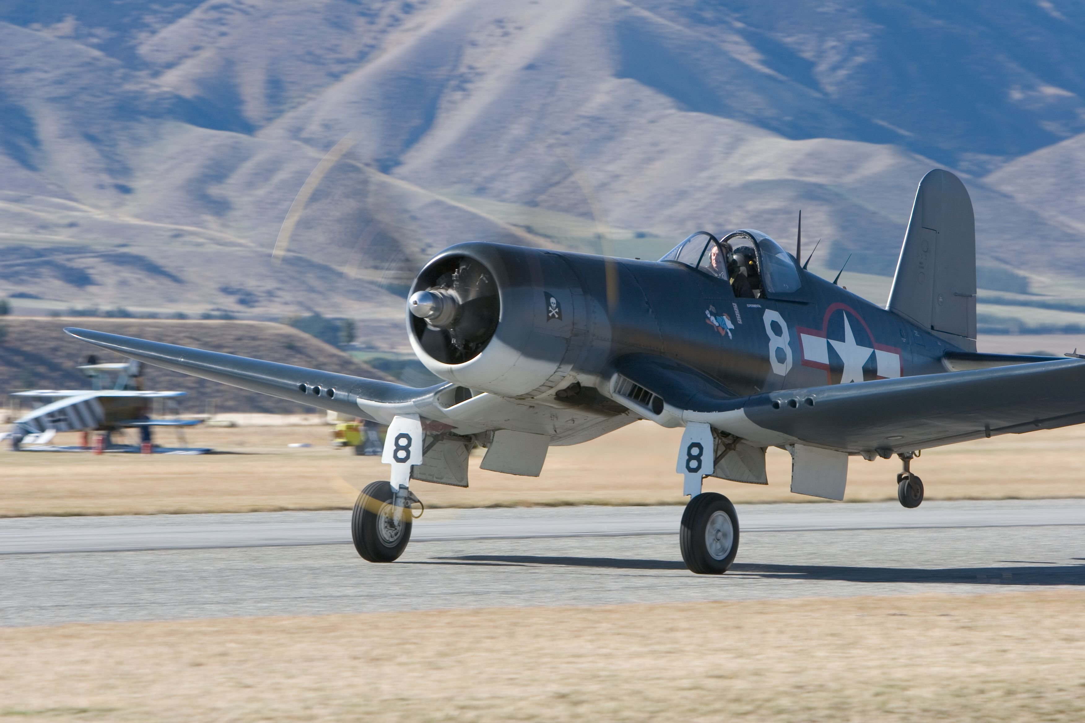 Самолет корсар. Corsair f4u самолет. Vought f4u Corsair. Самолет Корсар f4u. F4u-7 Corsair.