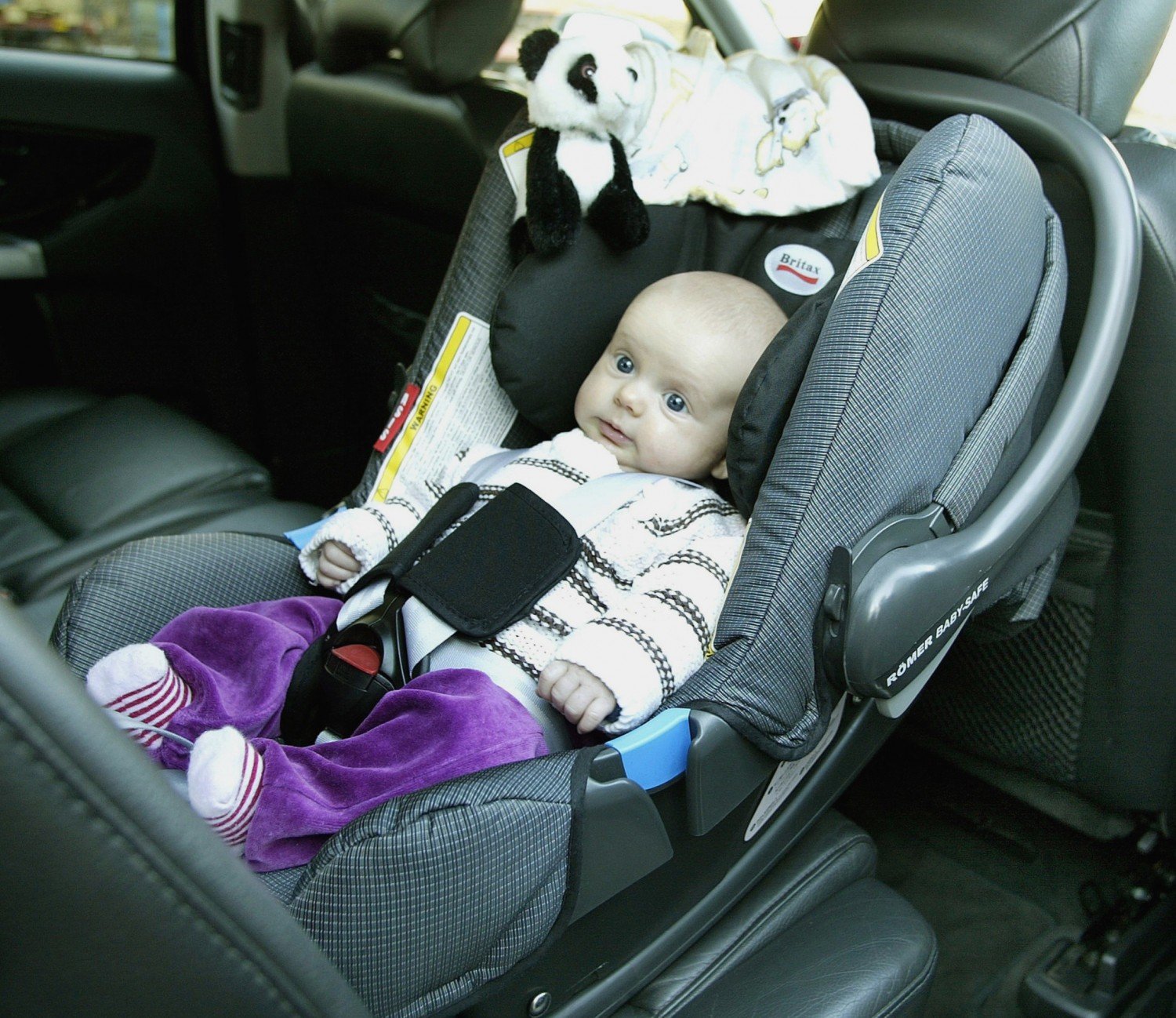 Грудные дети в машине. Детское кресло для новорожденных в машину. Автомобильный кресло для грудного ребенка. Ребенок в автолюльке. Автолюлька для новорожденных в автомобиле.