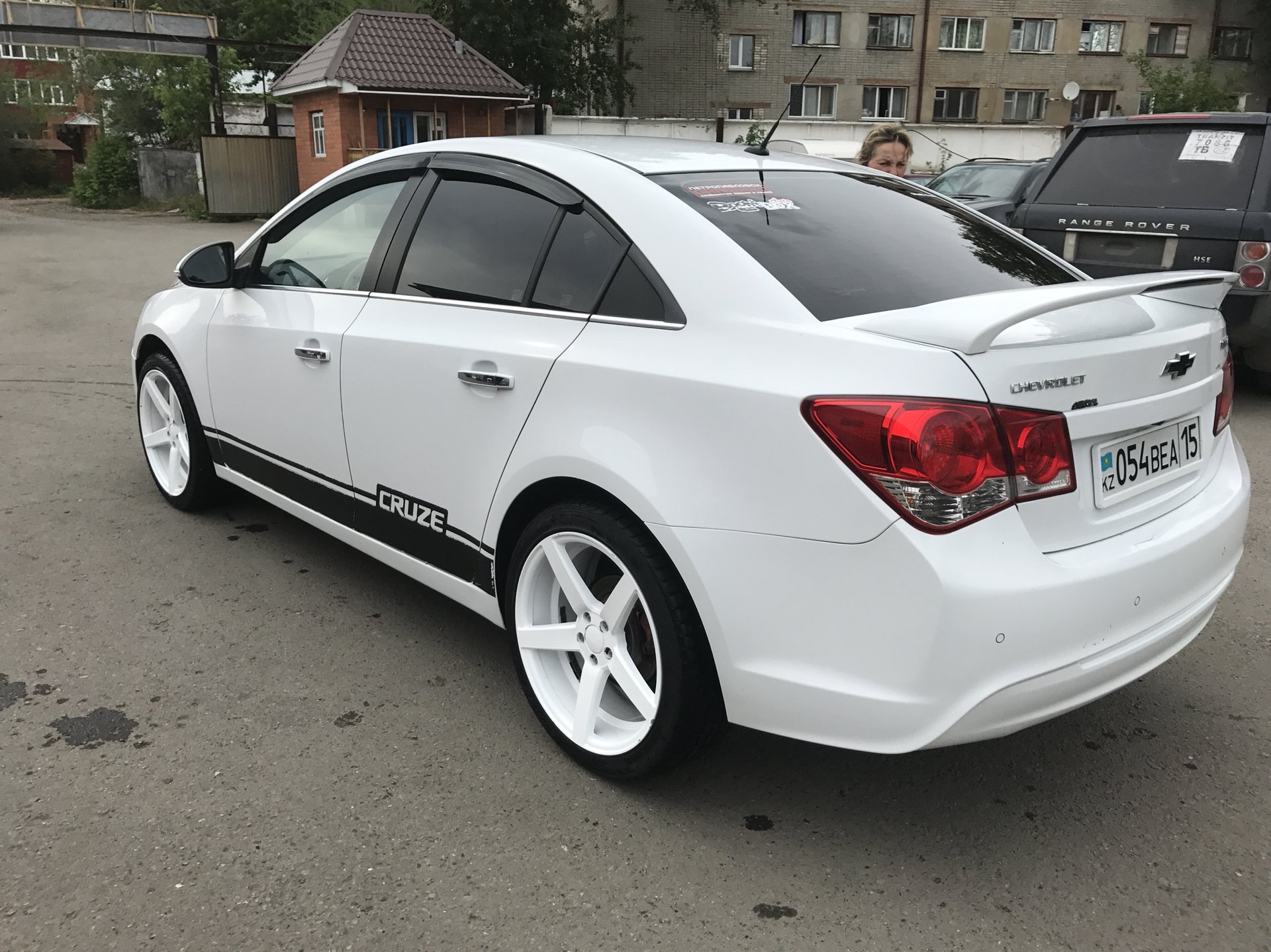 Tune white. Шевроле Круз седан белый r19. Разболтовка Chevrolet Cruze. Разболтовка Chevrolet Cruze 2011. Воссены 18 на Шевроле Круз белые.