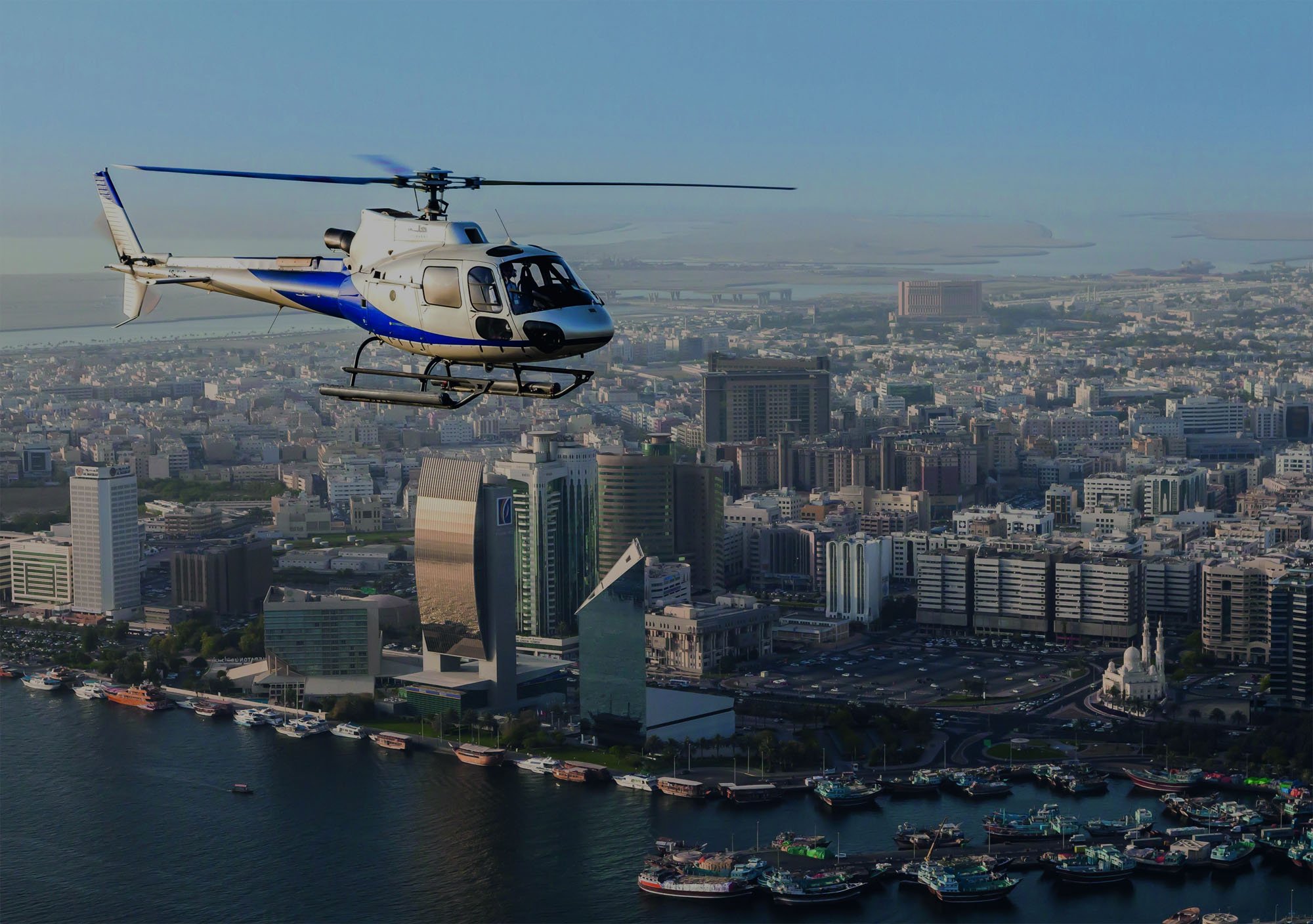 Вертолет москва полет. Вертолетная прогулка Дубай. Вертолет над Дубаем. Falcon Heli Tours Дубай. Вертолеты над Сан-Паулу.