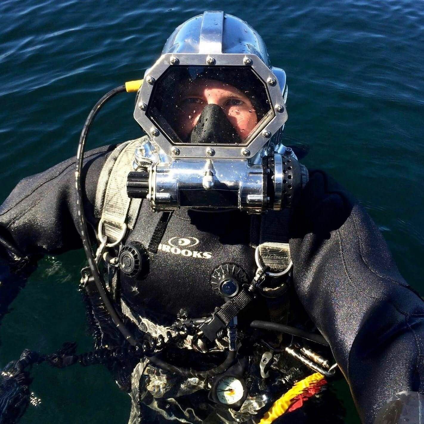 Скафандр погружение. Водолазный шлем ГКС-3м. Подводный шлем ребризер. Глубоководный скафандр Батискаф. Эпрон ребризер.