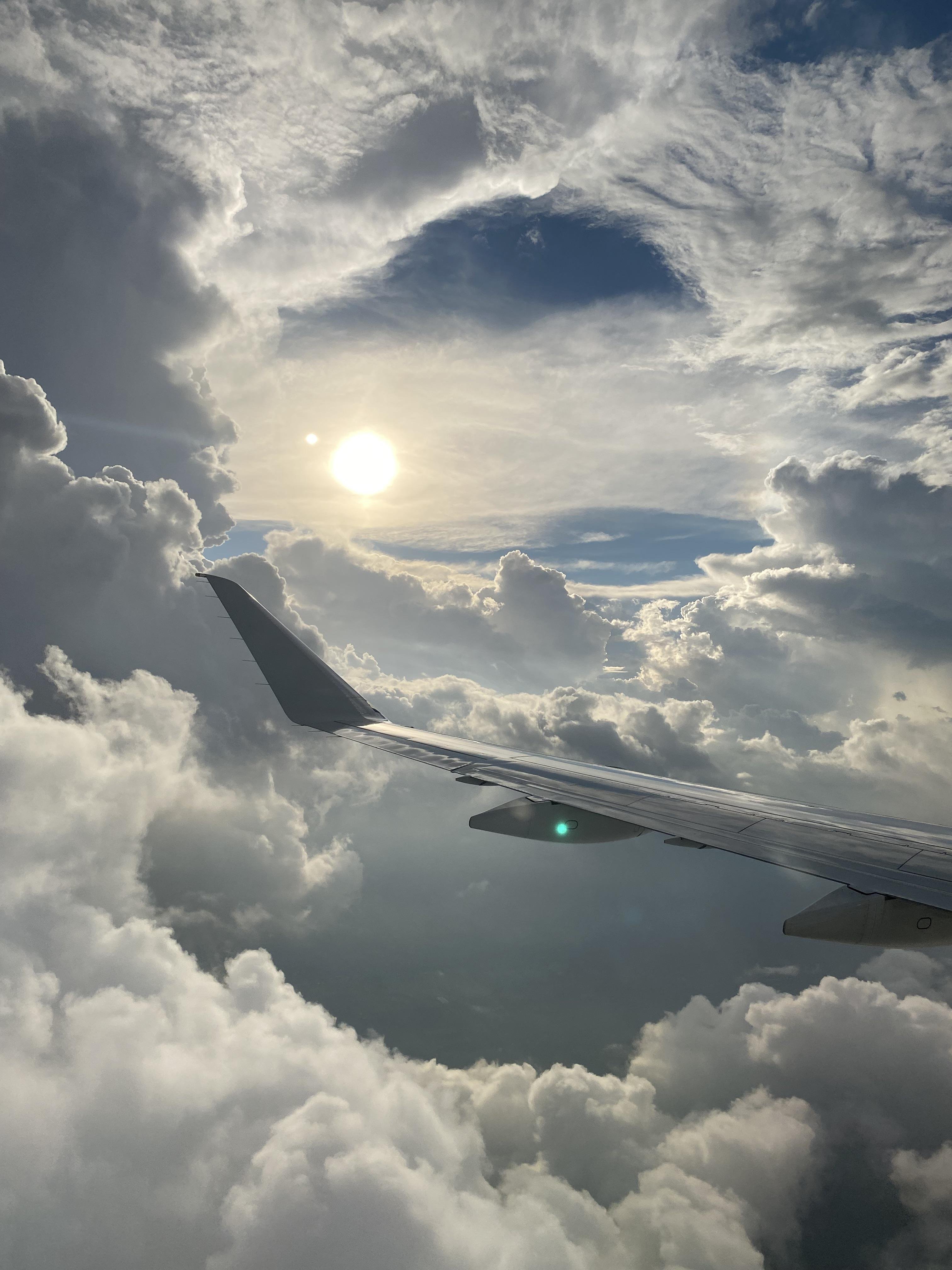 Самолет написал в небе. Вид из самолета. Крыло самолета. Самолет в небе. Вид из иллюминатора самолета.