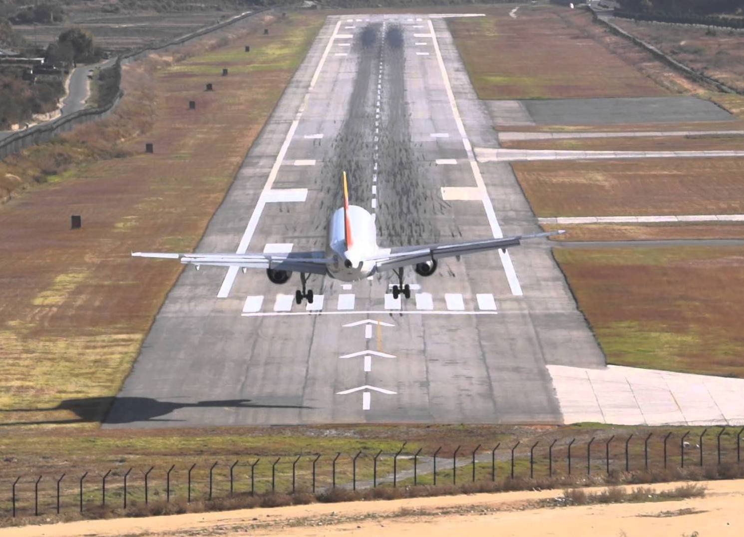 Аэропорт бутана. Аэропорт паро в бутане. Паро аэропорт ИКАО. Аэропорт Лукла Непал. Аэропорт бутана опасный.