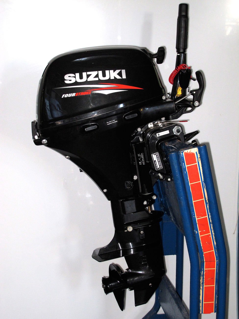Лодочные четырехтактные моторы сузуки купить. Лодочный мотор Suzuki df20. Мотор Лодочный Suzuki 20 л.с. Лодочный мотор Suzuki 15. Лодочный мотор Сузуки 5.