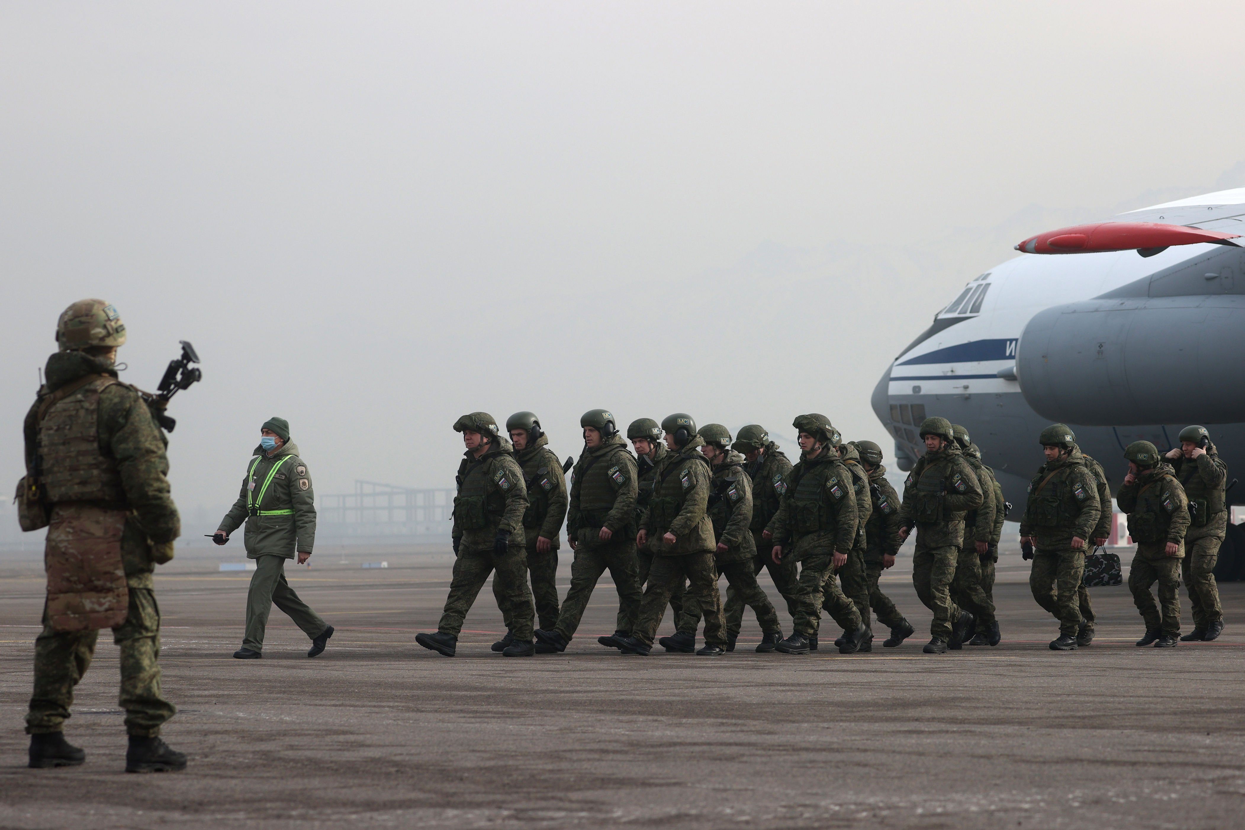 Выводит войска. Миротворцы ОДКБ В Казахстане. Войска ОДКБ В Казахстане. ОДКБ армия России. Миротворцы в Казахстане 2022 ОДКБ.