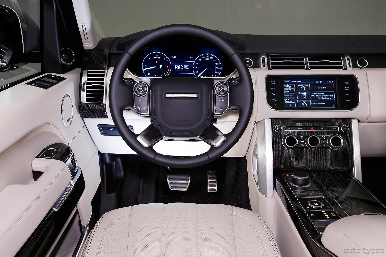 Range rover панель. Панель Рендж Ровер. Рендж Ровер панель 2020. Торпеда Рендж Ровер Вог. Панель Рендж Ровер Вог.