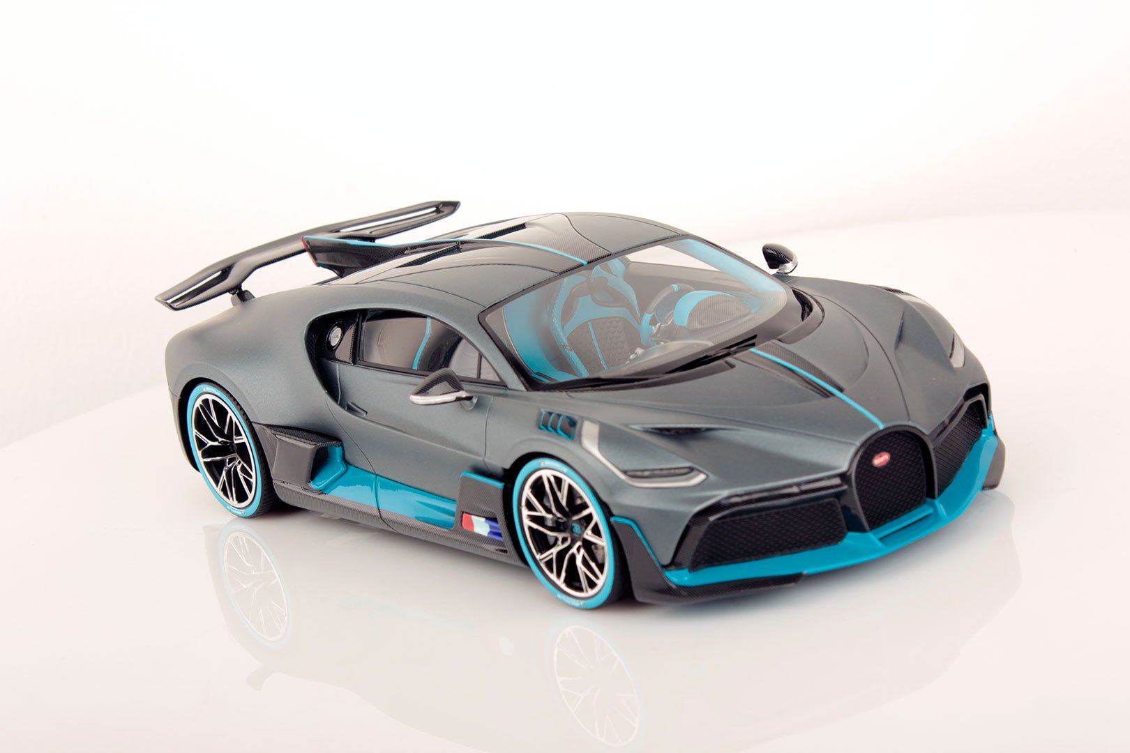 Bugatti divo 8.0 amt 2021. Хот Вилс Бугатти диво. Bburago Kit 1/18 Bugatti Diva. Машинки хот Вилс Бугатти дива. Бугатти диво 2021.