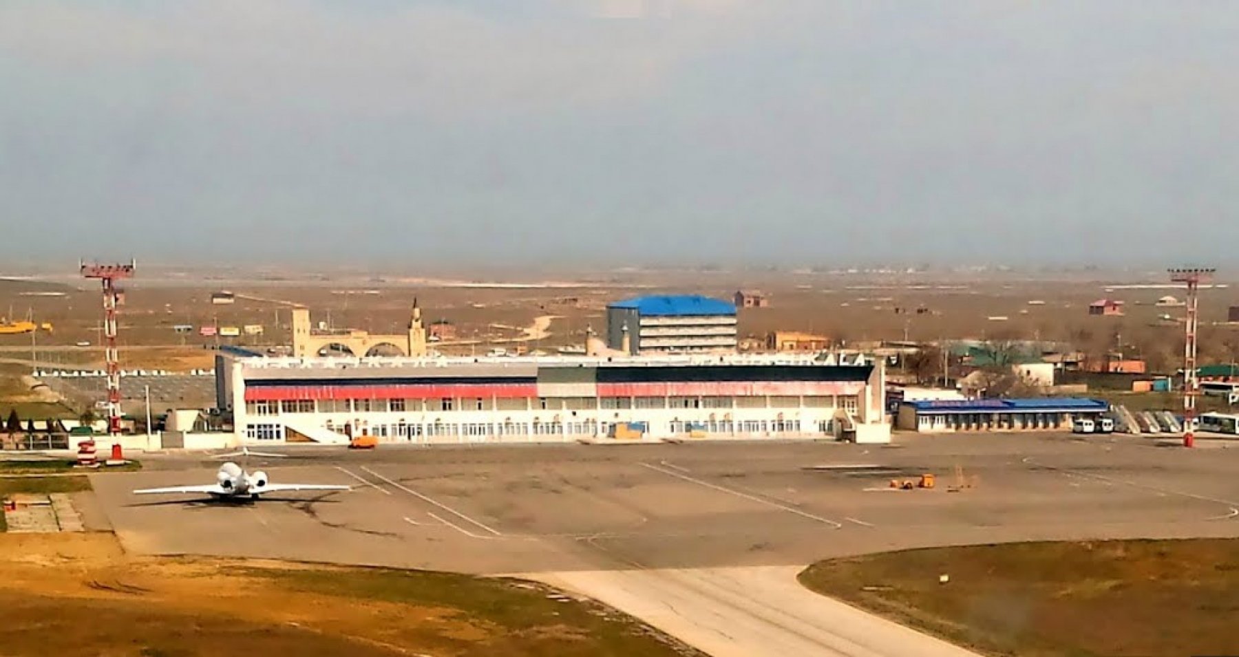 Дагестан уйташ. Аэропорт Махачкала. Дагестан аэропорт Каспийск. Аэропорт Уйташ Махачкала. Аэропорт Уйташ новый терминал.