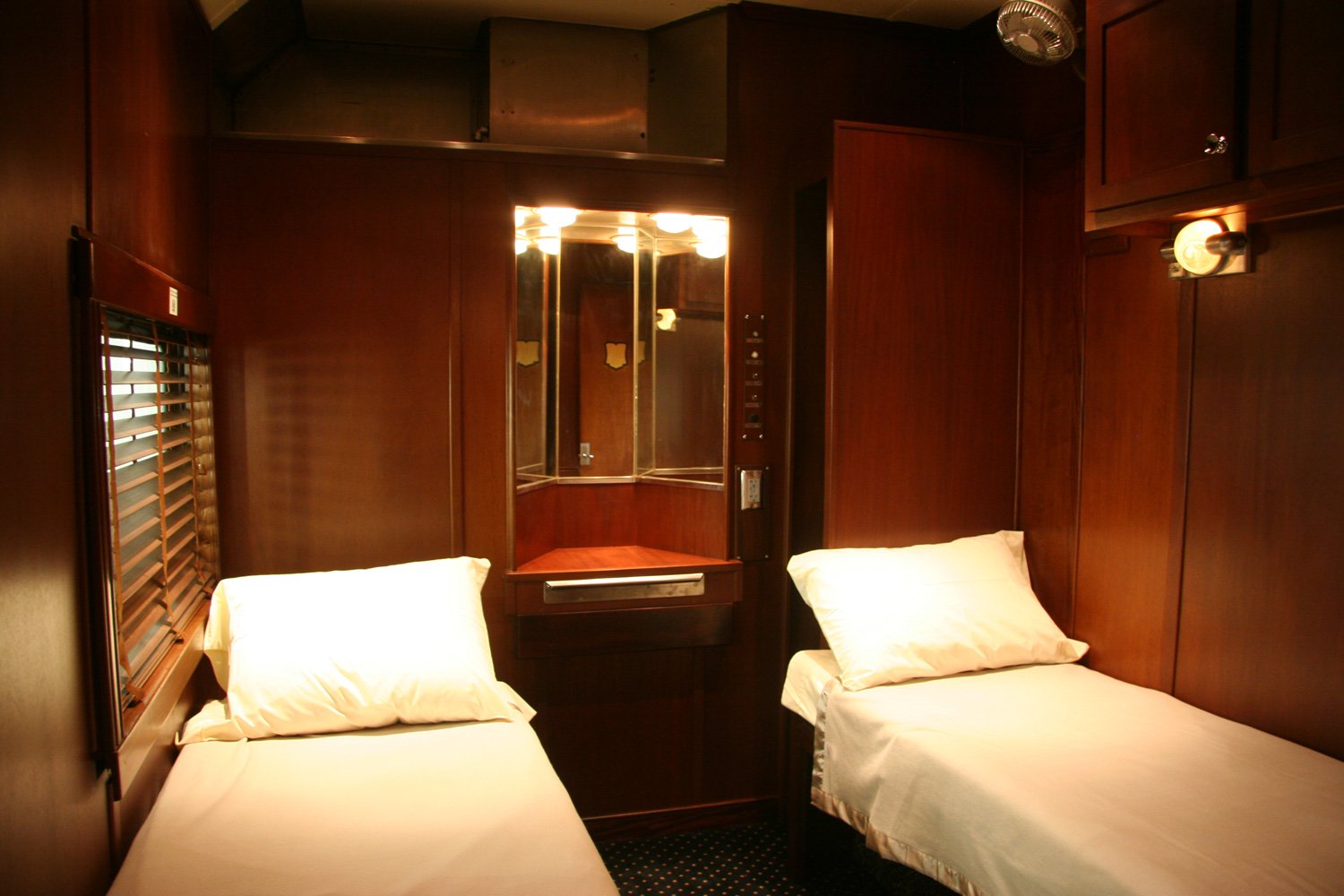 поезд с кроватью двуспальной и душем