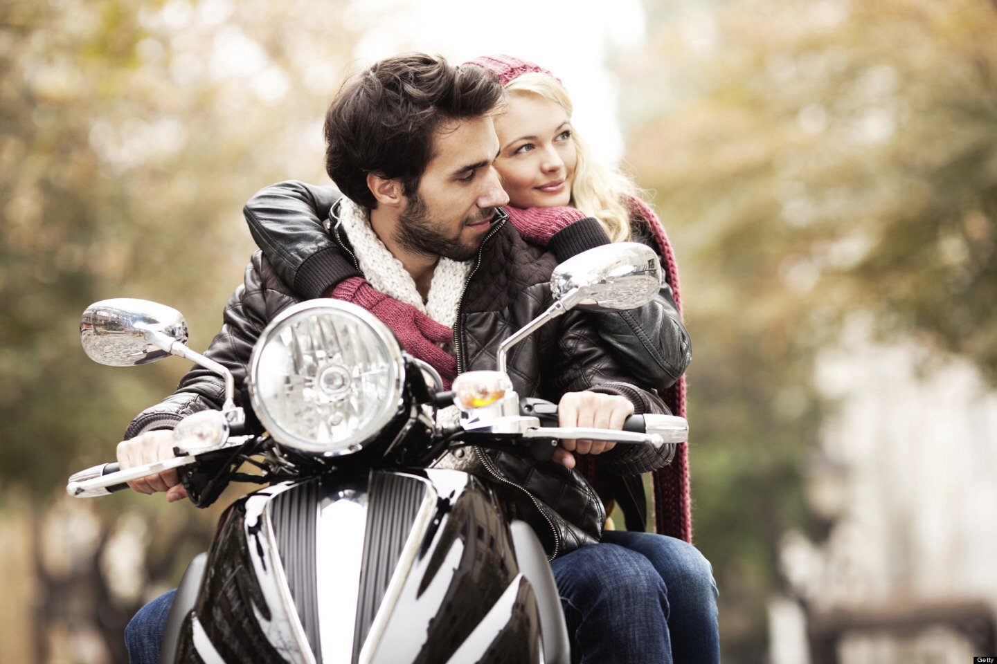 Сонник ехать с мужчиной. Мужчина и женщина на мотоцикле. Парочка на мотоцикле. Парень с девушкой на мотоцикле. Красивая пара на мотоцикле.