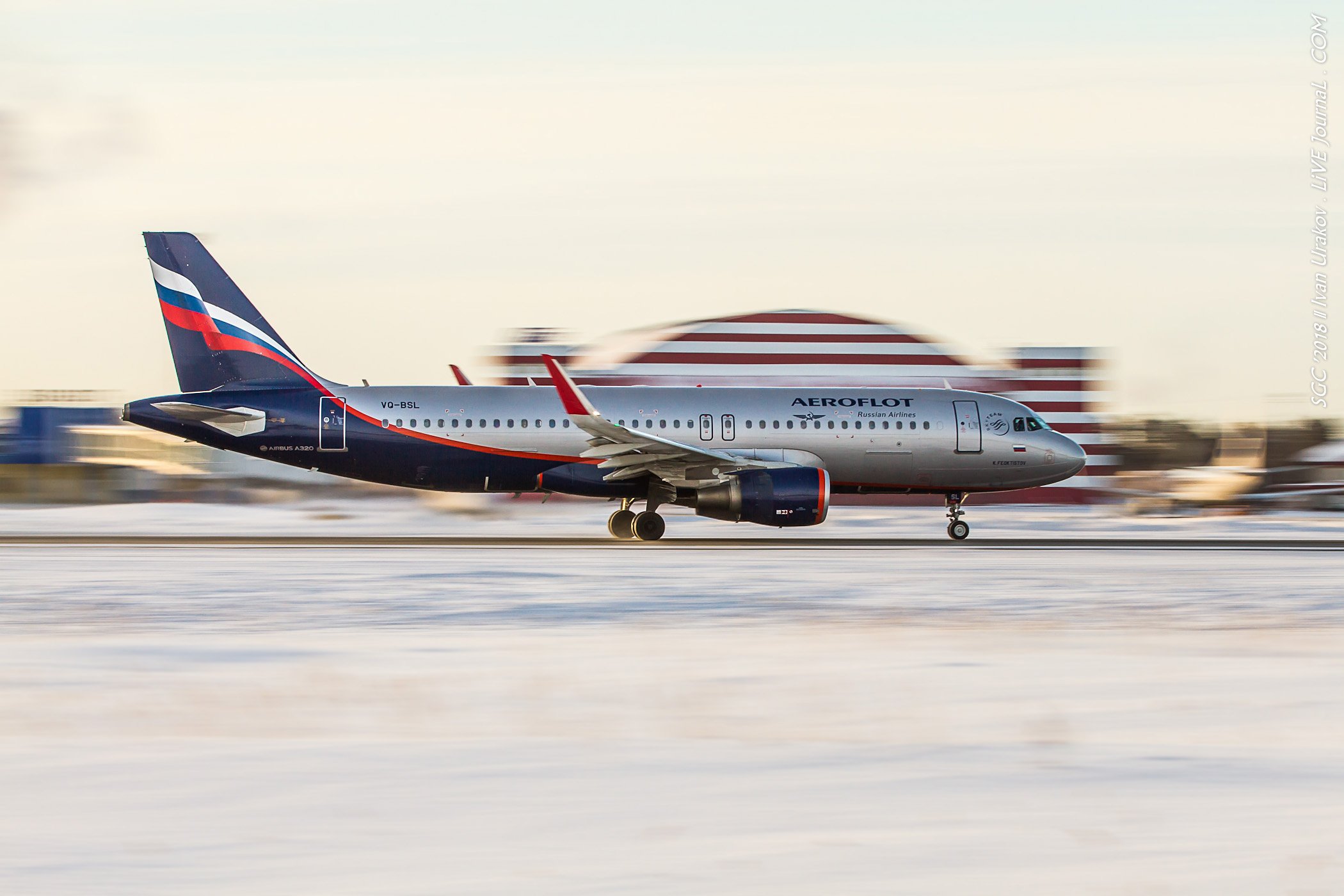 Самолет спб москва. Red Wings Surgut Airport.