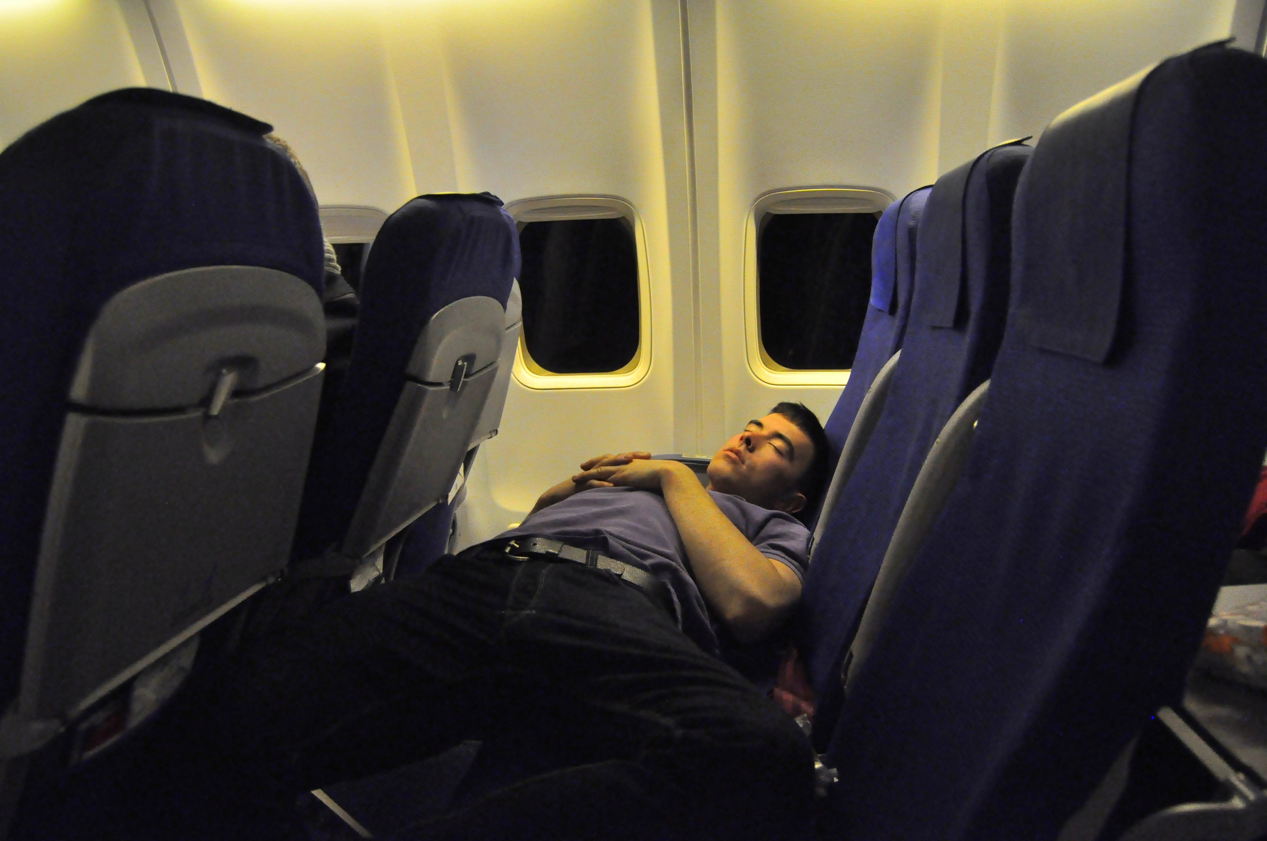 К чему снится лететь в самолете женщине. Пассажиры в самолете спят. Самолет с пассажиром. Сиденья в самолете. Салон самолета.
