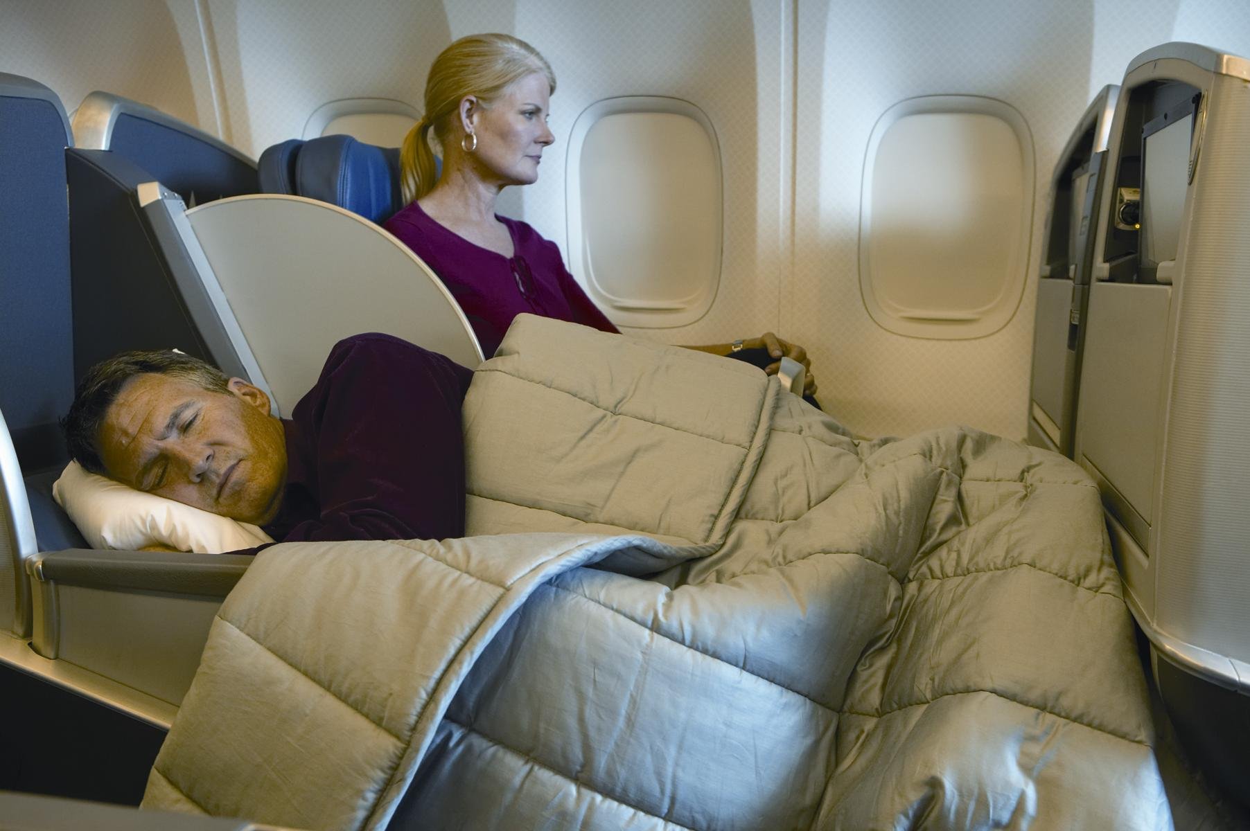 К чему снится лететь в самолете женщине. Самолеты для длительных перелетов. Спать в самолете. Одеяло самолет.