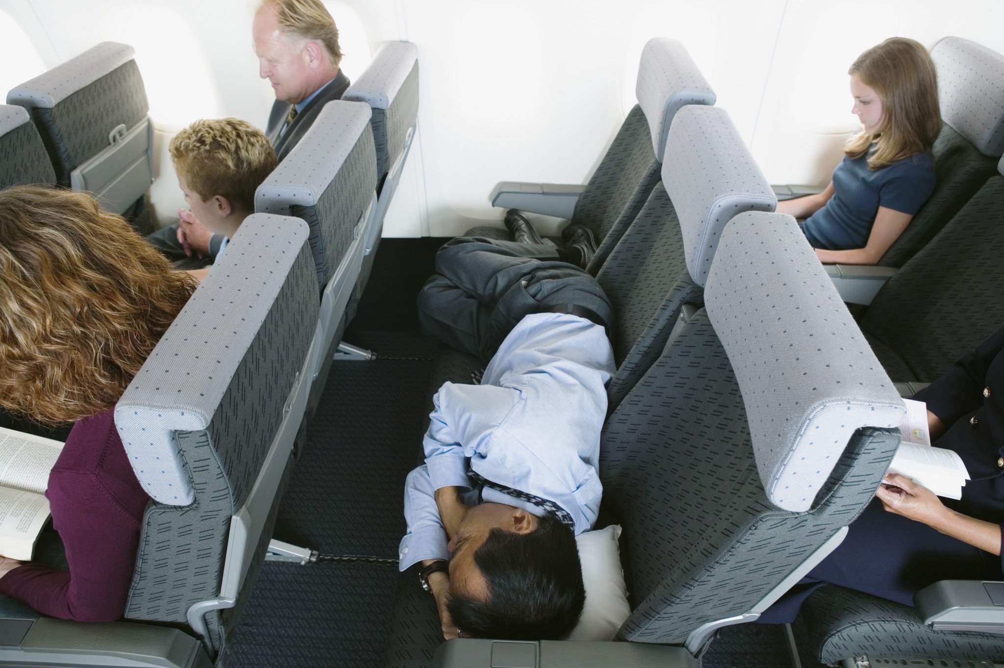 Спит в самолете
