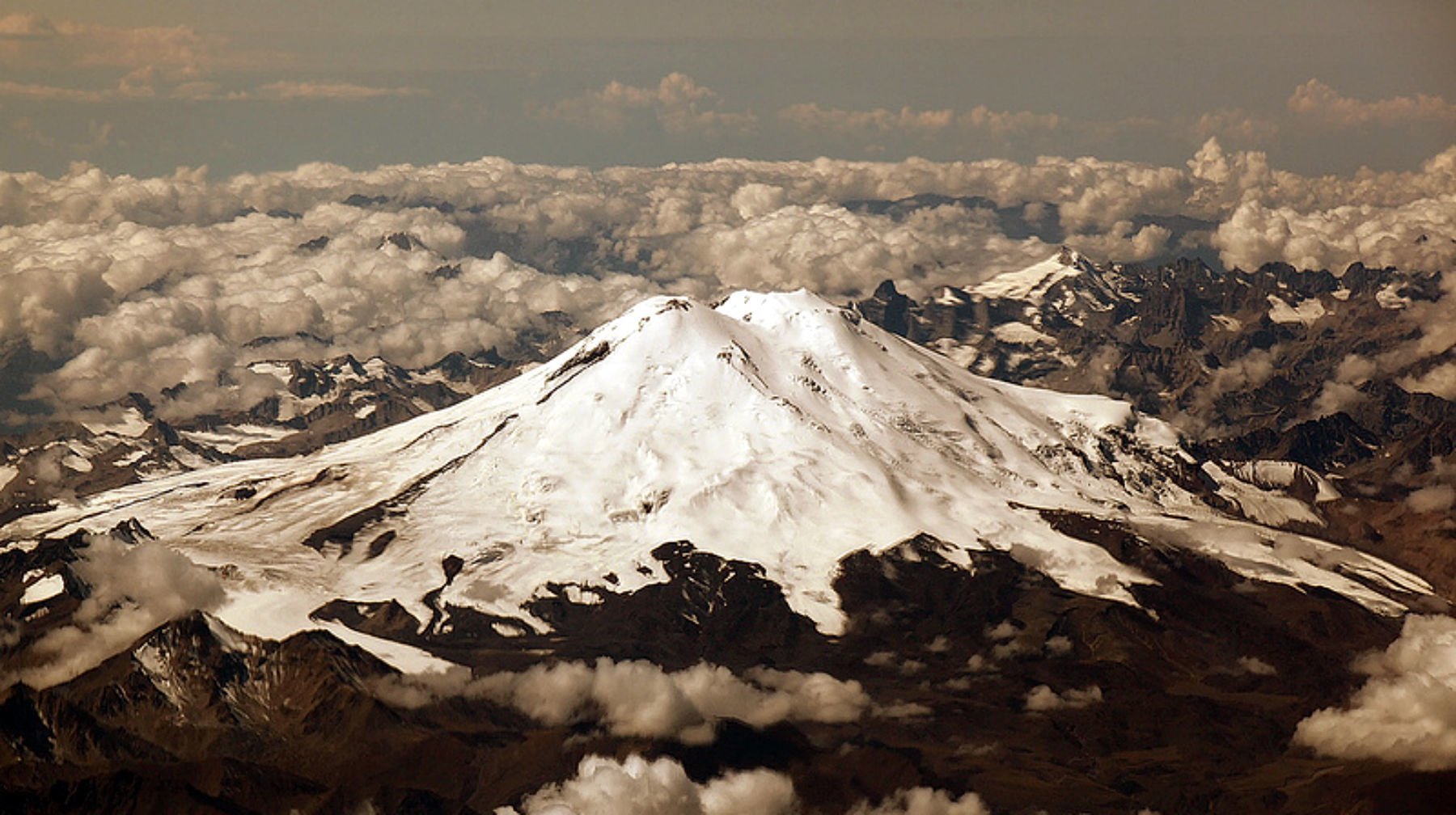 Эльбрус гора вулканы по высоте. Гора Эльбрус. Горы Эльбрус кавказский хребет. Вулкан Эльбрус. Гора Эльбрус вид сверху.