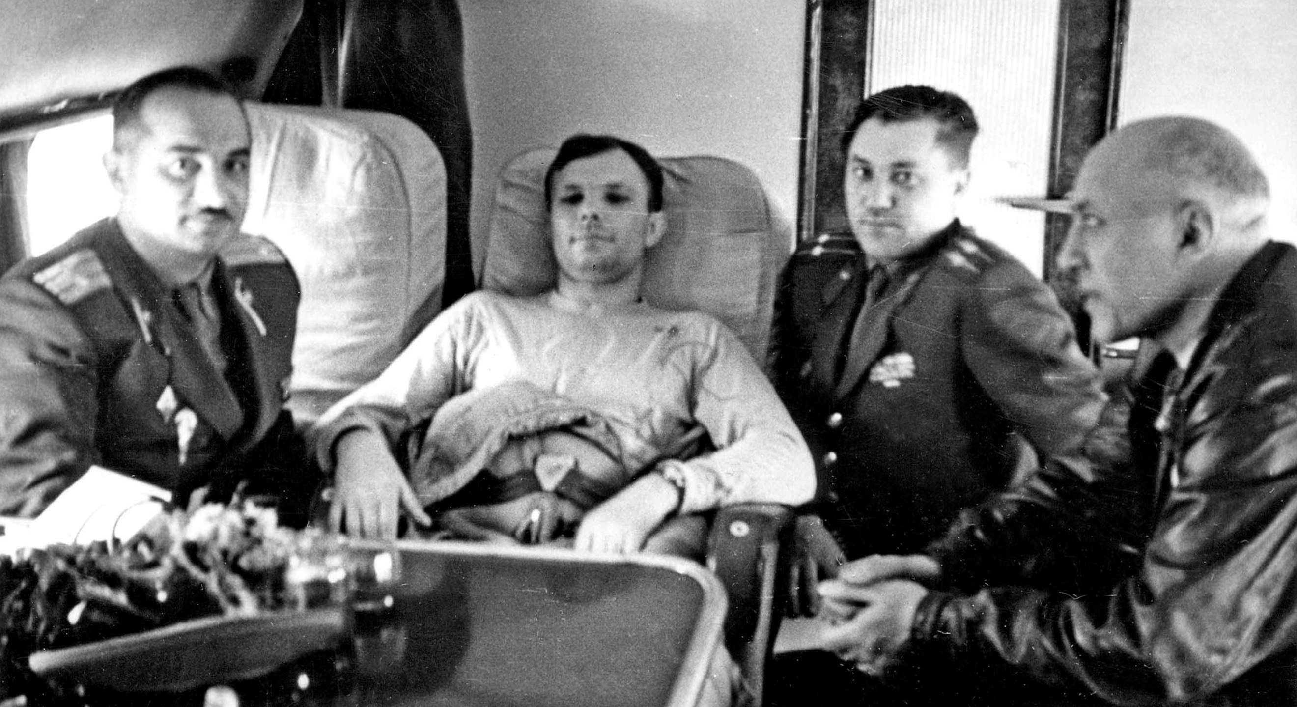 На каком самолете гагарин совершил. Приземление Гагарина 1961. Фото приземления Юрия Гагарина.