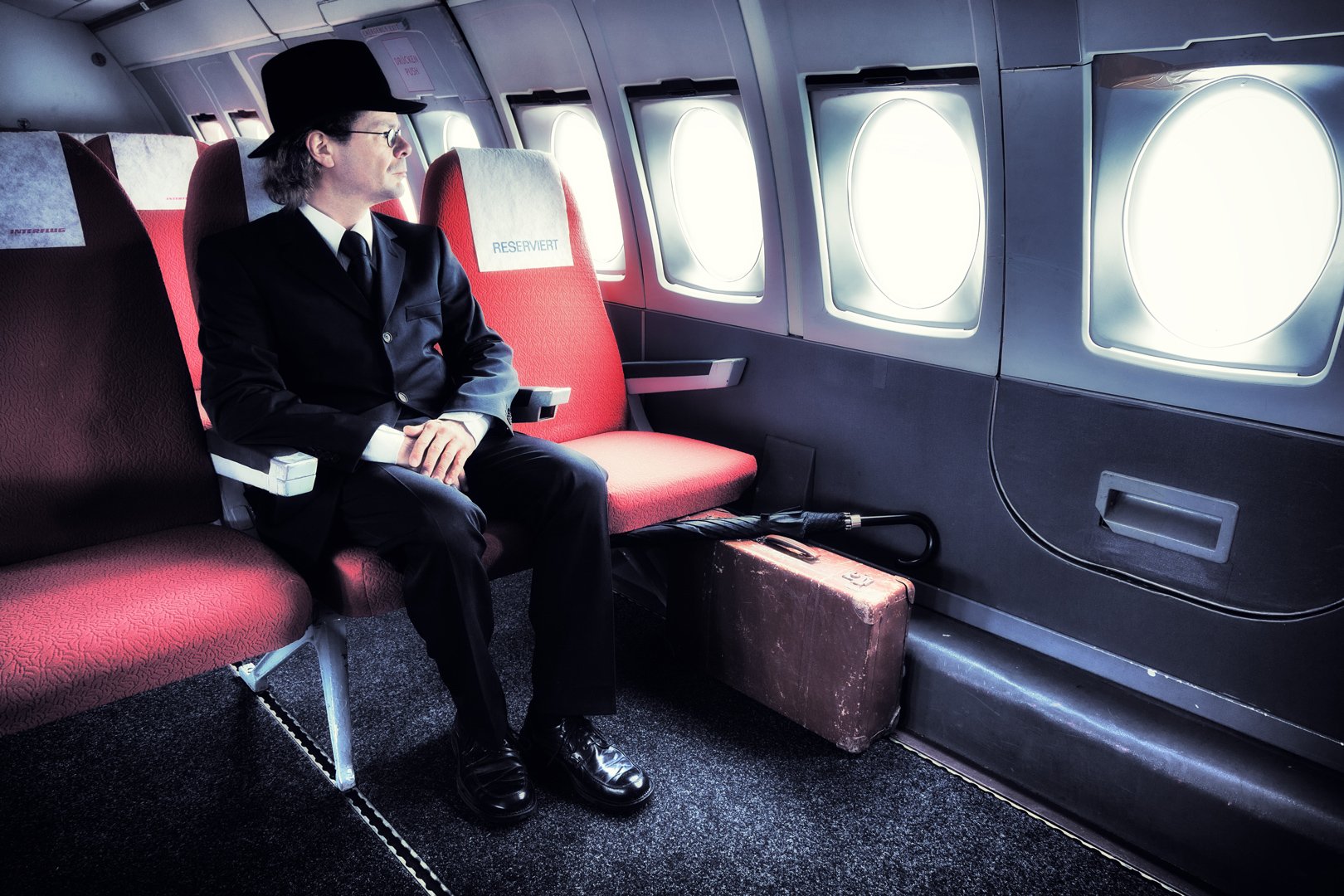 Люди сидят в самолете. Самолет. Мужчина в кресле самолета. Мужчина сидит d самолете. Сижу в самолете.