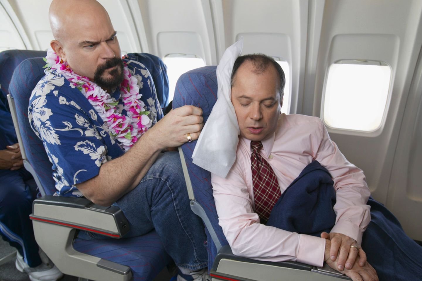 Спящие люди в самолете
