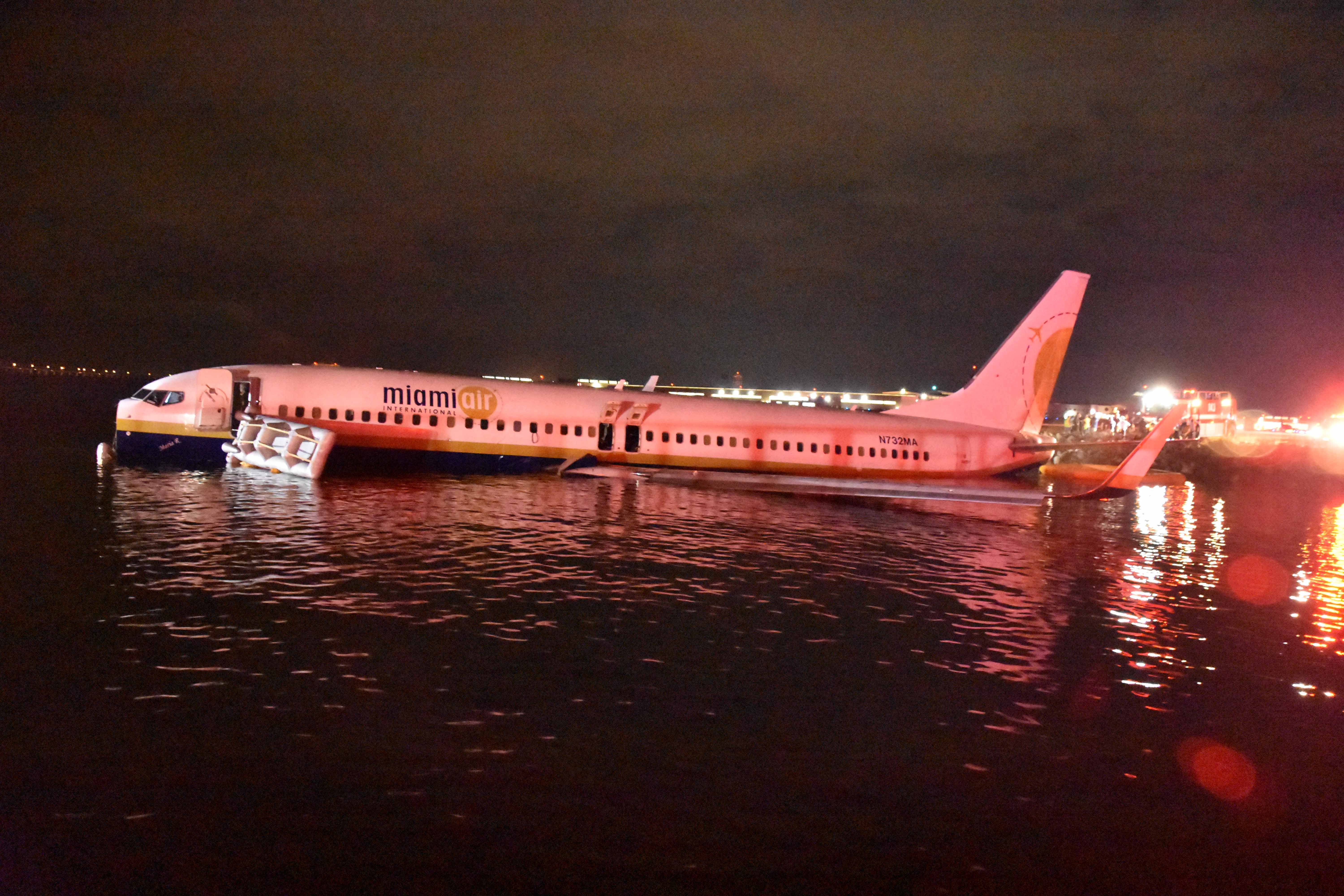 Самолет падает в воду. Боинг 737. Приводнение 737. Самолёта Boeing 737 посадка на воду. Boeing приводнение.