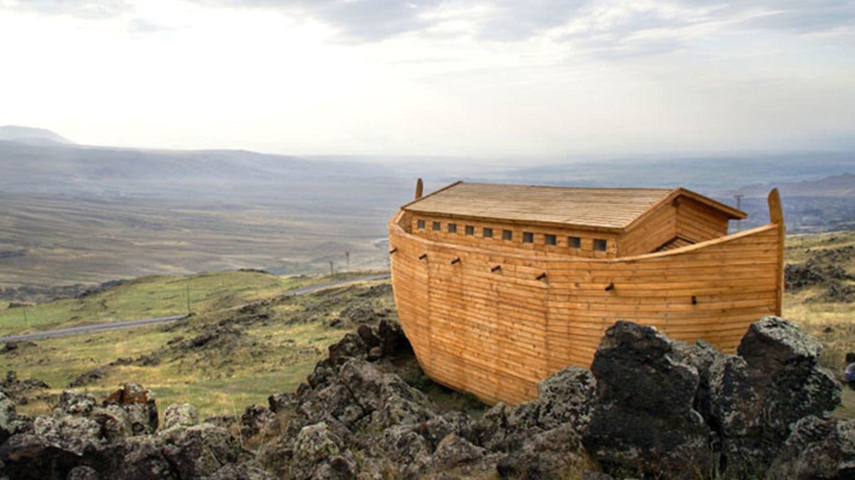 Останки Ноева ковчега на горе Арарат фото