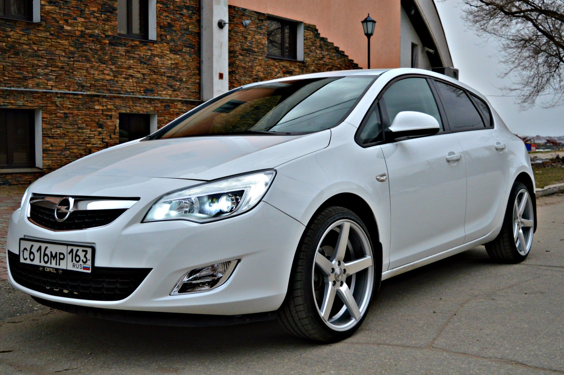 Опель хэтчбек 2011. Opel Astra j белая. Opel Astra j 2011 белая. Opel Astra 2012 белый.