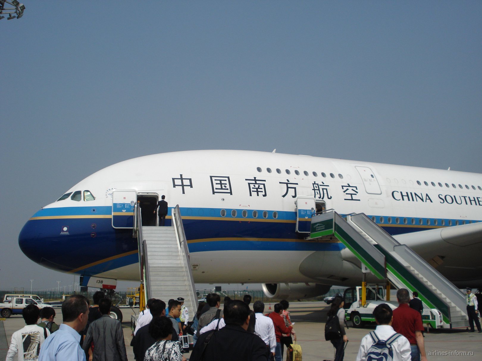 Авиарейсы в китай. Аэропорт Гуанчжоу China Southern Airlines. Самолет Китай. Самолет из Китая. Перелет в Китай.