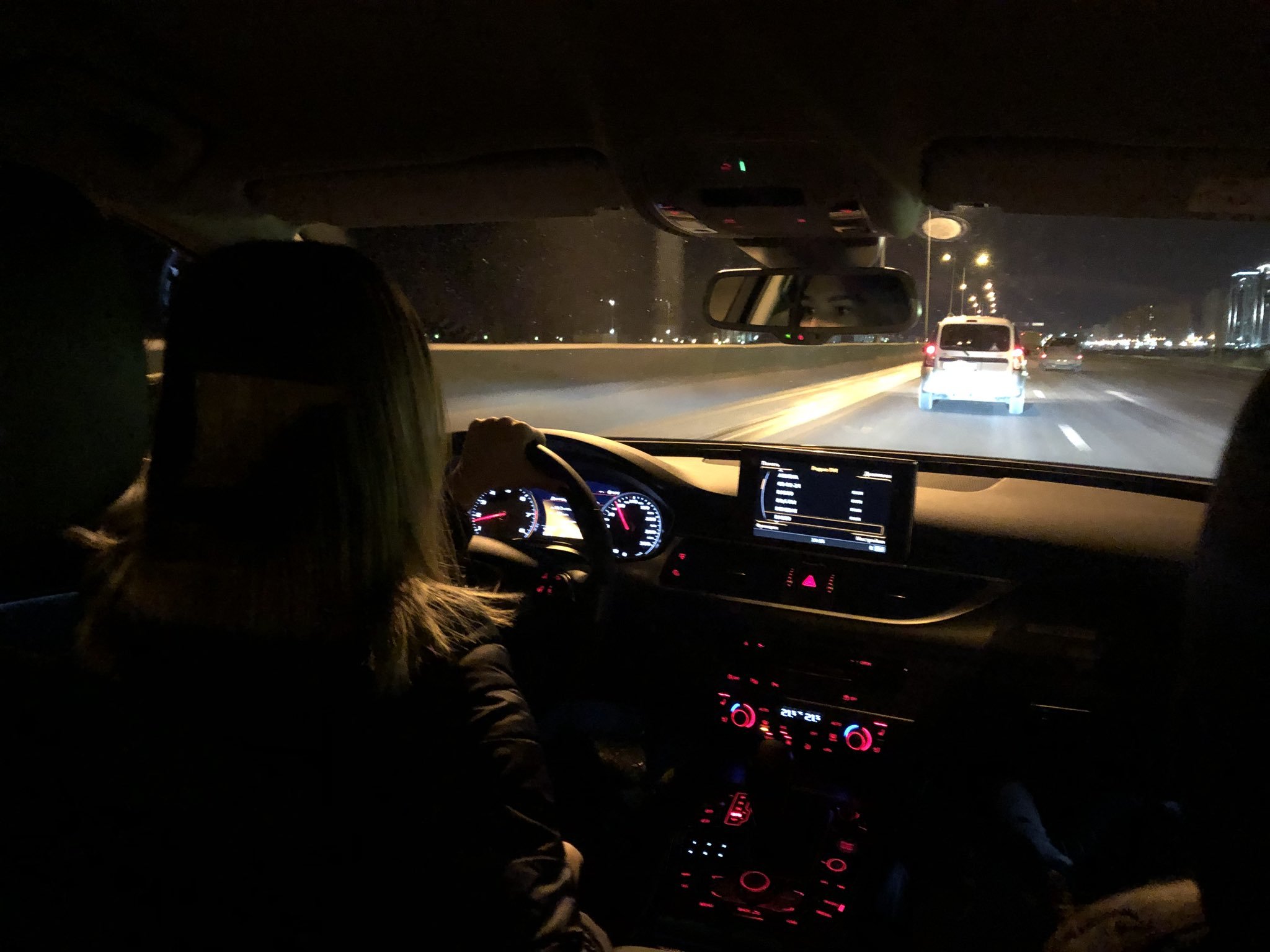фото девушки в машине в темноте