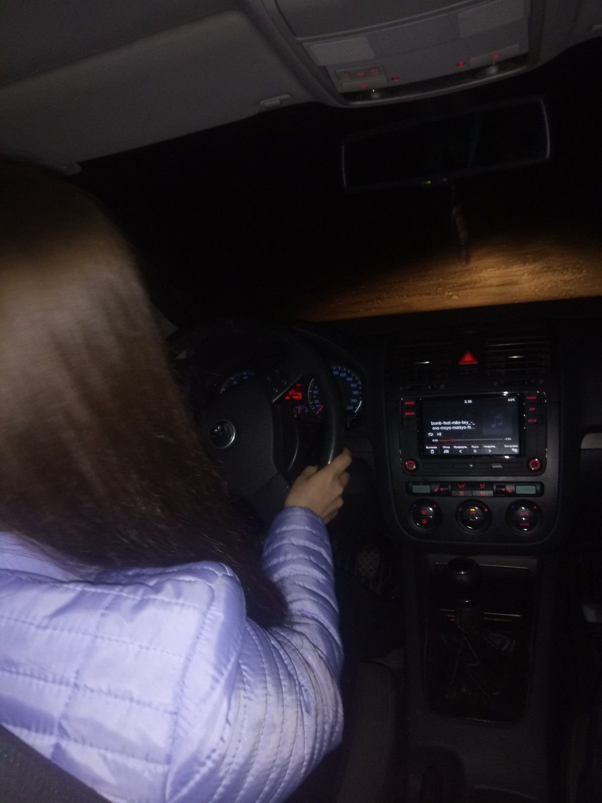 Девушка в машине ночью