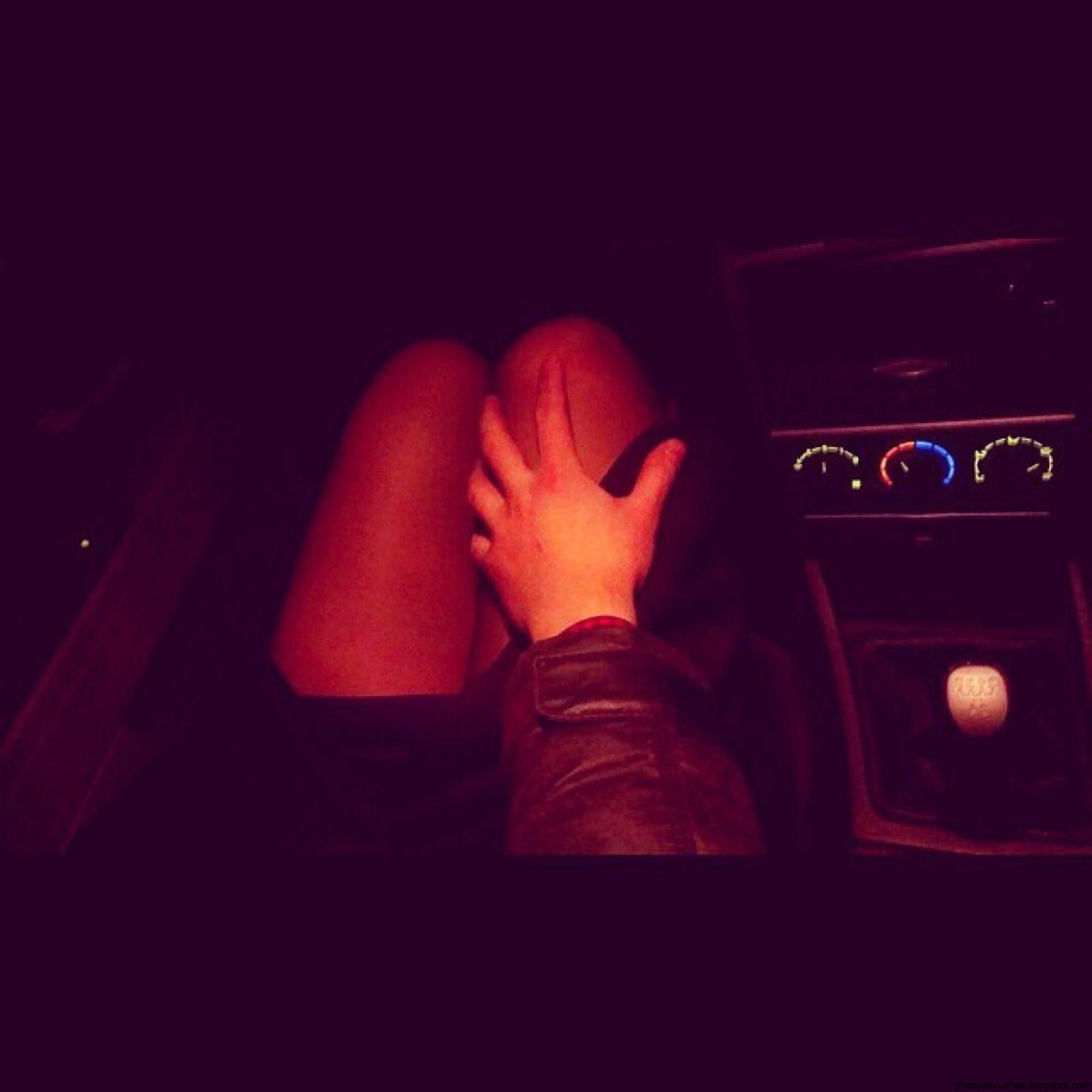 Фото в машине рука на колене у девушки
