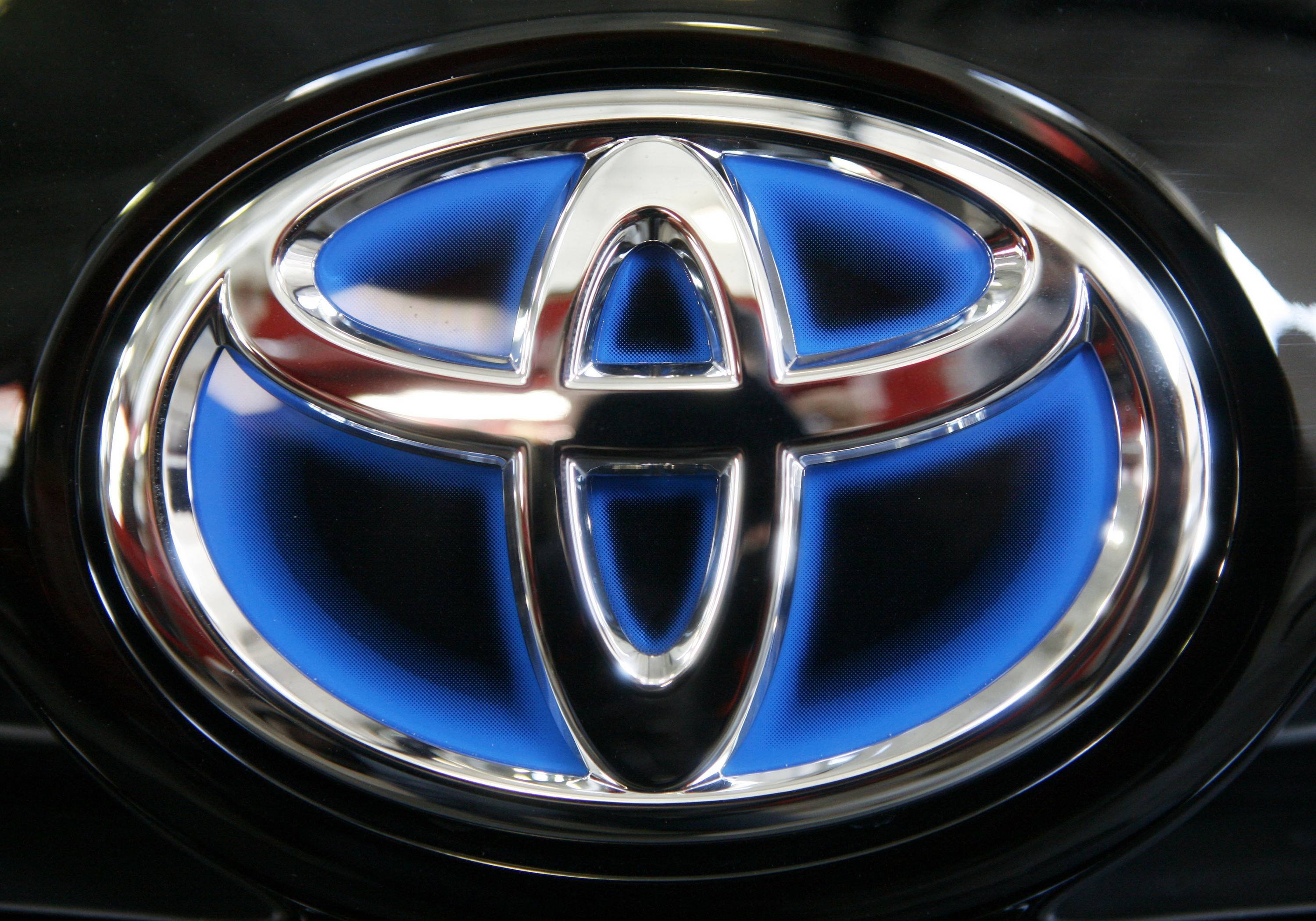 Знак тойоты машины. Toyota Emblem. Toyota Hybrid logo. Toyota Hybrid Emblem. Значок Тойота гибрид.