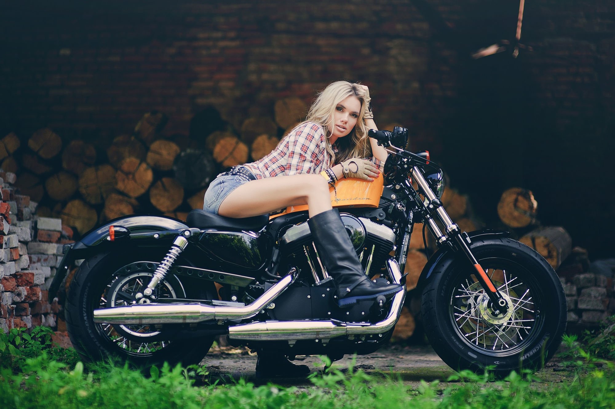 Девушка в платье на Harley Davidson